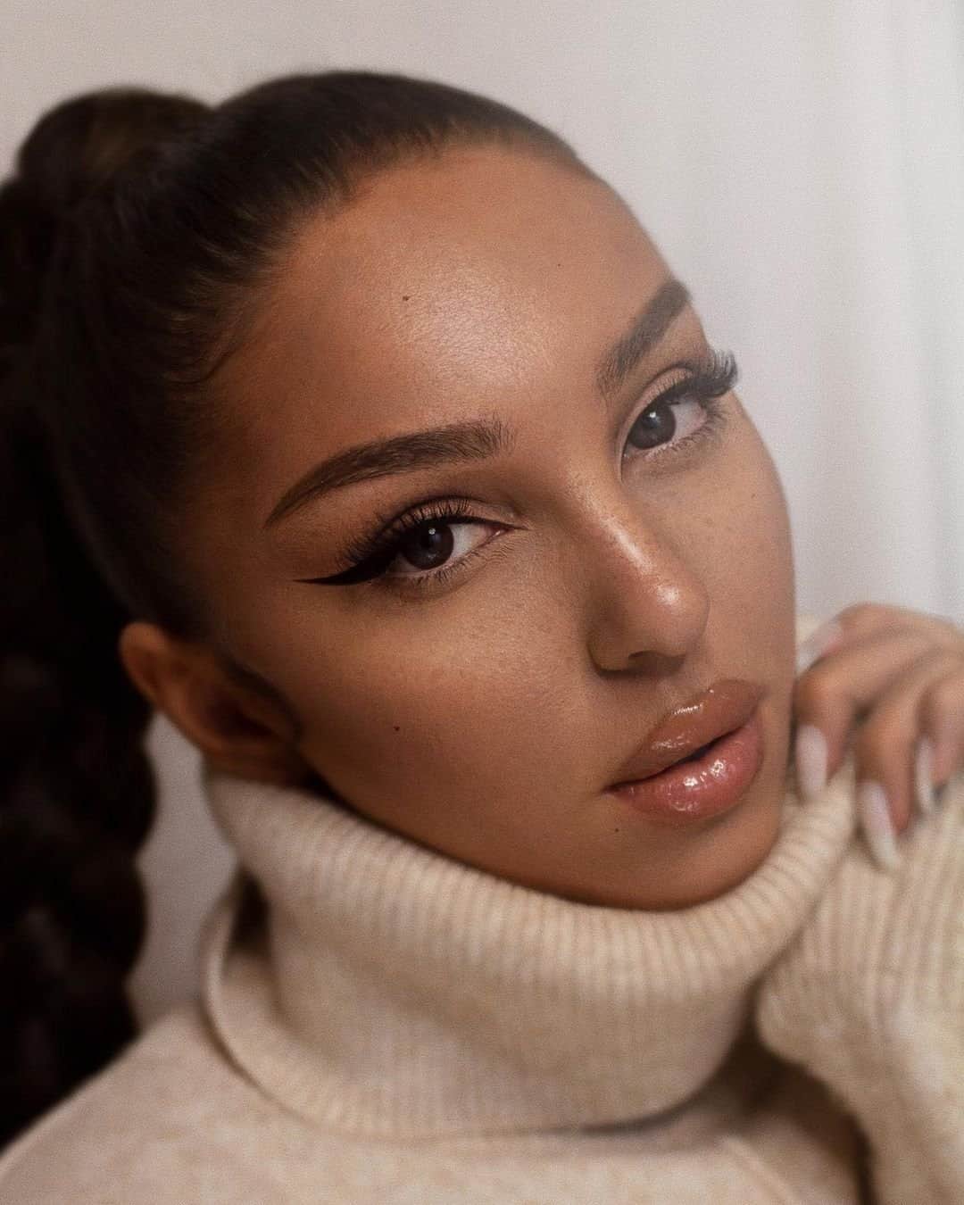 Too Facedさんのインスタグラム写真 - (Too FacedInstagram)「Shout out to our babe @swetlanapetuhova for her flawless complexion! 🤩 She used our Born This Way Matte Foundation shade Honey. #regram #toofacedambassador #tfbornthisway #toofaced」11月9日 4時25分 - toofaced