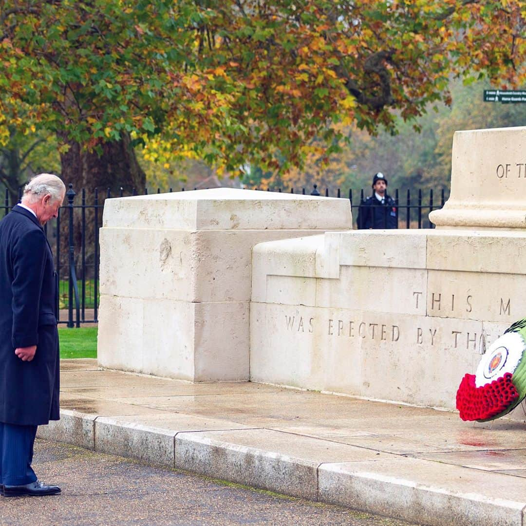 ロイヤル・ファミリーさんのインスタグラム写真 - (ロイヤル・ファミリーInstagram)「This afternoon The Prince of Wales, Colonel of @welshguards, attended the Welsh Guards Black Sunday Service, where he lay a wreath at The Guards’ Memorial, and met representatives of the Regiment.  #RemembranceSunday」11月9日 4時27分 - theroyalfamily