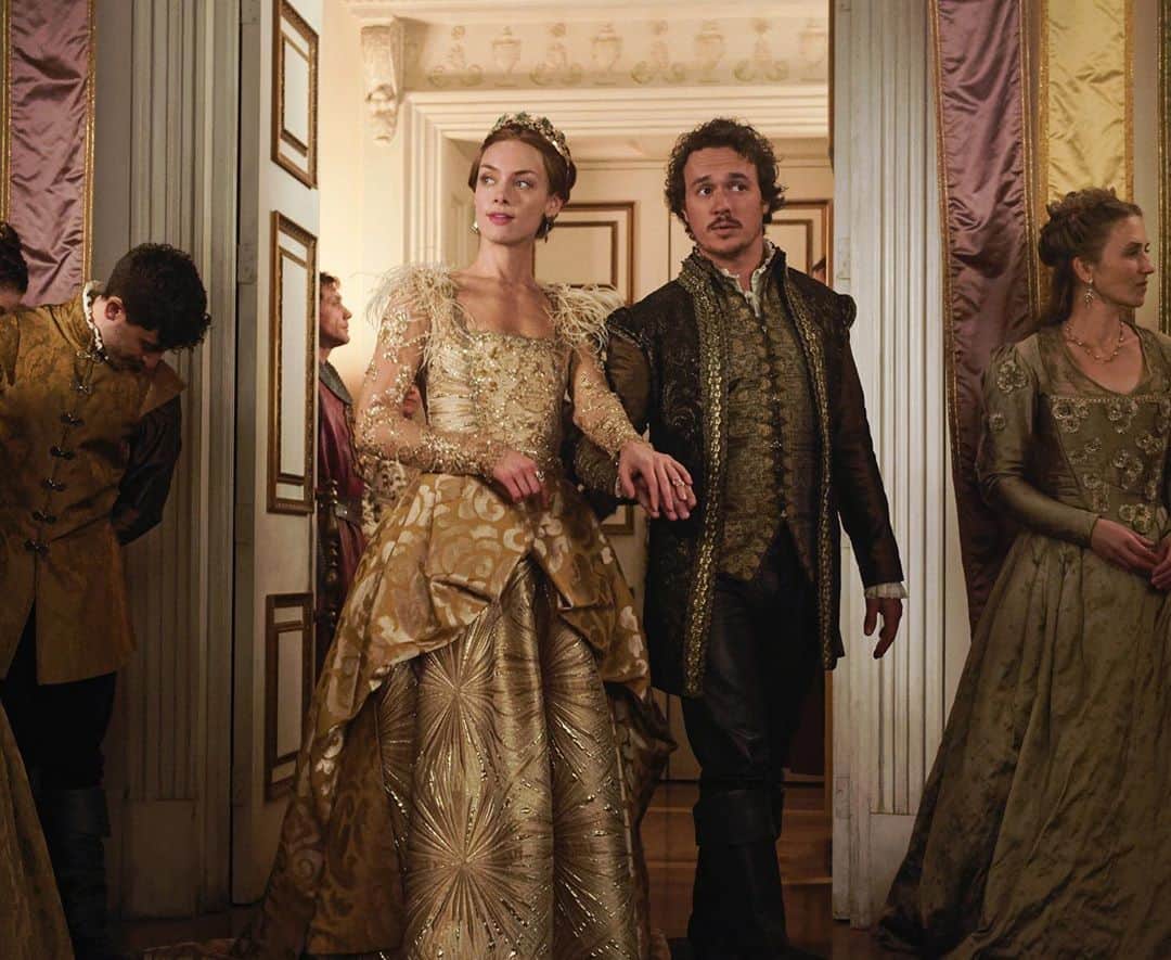 レイチェル・スカーステンのインスタグラム：「Got in to a @cw_reign nostalgia rabbit hole this morning and wow do I miss this character, this cast, these costumes, this entire experience. SO grateful for this show and all the beautiful people and experiences it brought in to my life❤️👑」
