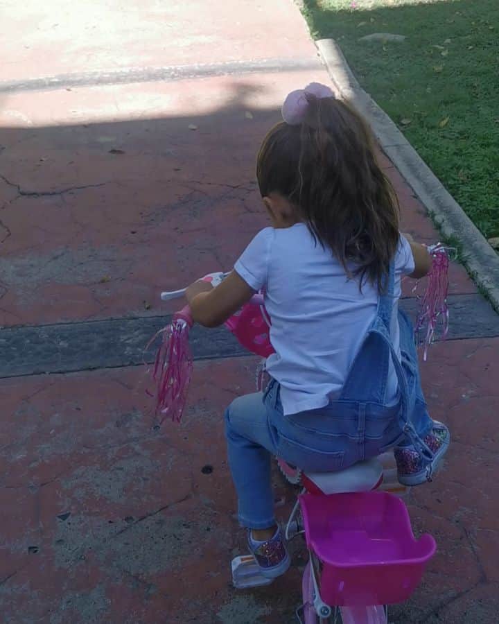 イヴァン・ガルシアのインスタグラム：「Mi niña no tan niña ♥️😍 #domingodebici #yanoesbebe😭」