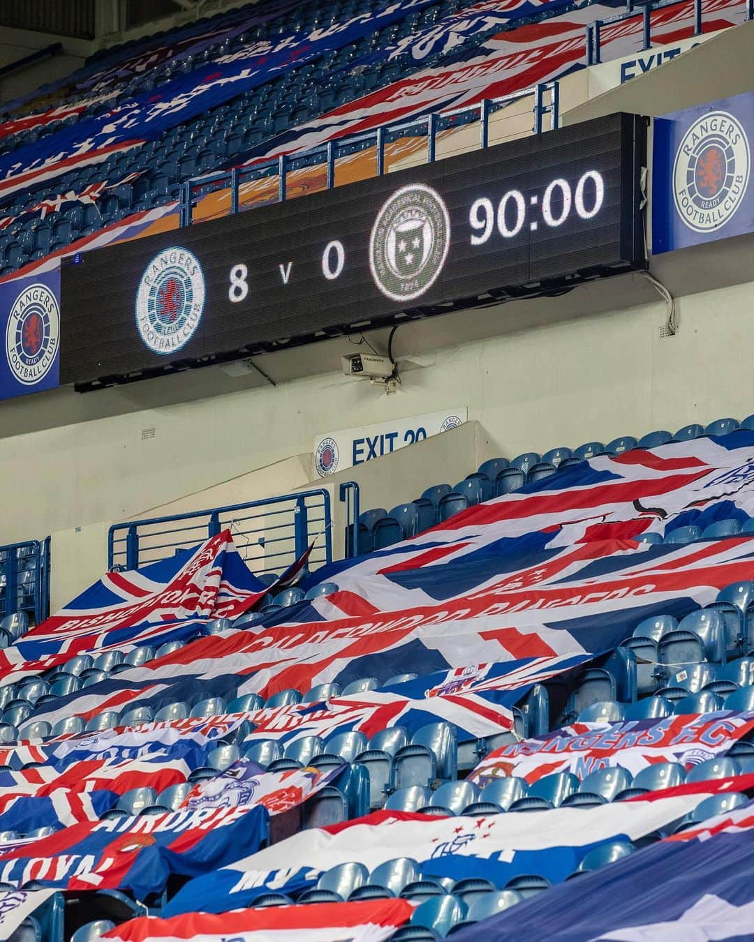 レオン・バログンさんのインスタグラム写真 - (レオン・バログンInstagram)「Back with a bang 💥 and a clean sheet at Ibrox - excellent team performance from start to finish 🇬🇧 @rangersfc」11月9日 4時33分 - leonbalogun