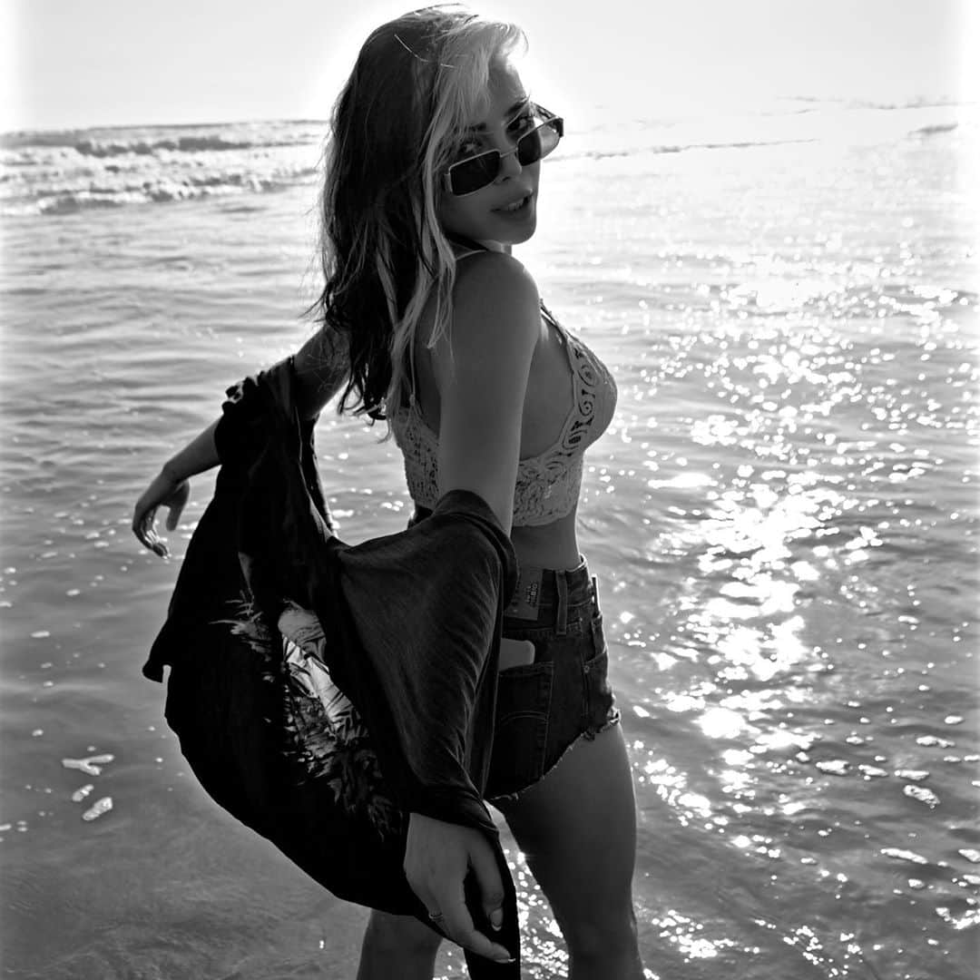 Danna Paolaのインスタグラム：「“No esperes, ni a mañana, ni al viernes, ni al indicad@, ni a quien se fue, ni a quien no quiso, ni a quien aún no eres...  La vida está sucediendo ahora, y tienes el presente a tu alcance”. 💭」