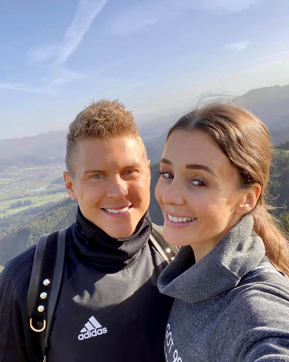 マティアス・オストルツォレクさんのインスタグラム写真 - (マティアス・オストルツォレクInstagram)「loving every moment with u ❤️😘 @xxaaykayxx #hiking #vivabavaria #nature #viewfromthetop」11月9日 4時47分 - ostro_90