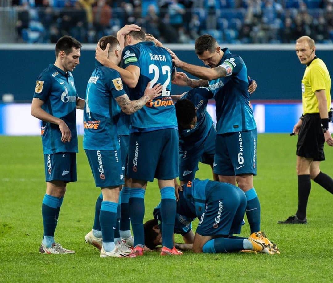 デヤン・ロヴレンのインスタグラム：「Happy about our performance today, important win. Well done boys!  @alexsutor91 ❤️🔵❤️🔵 🙏🏻😔」