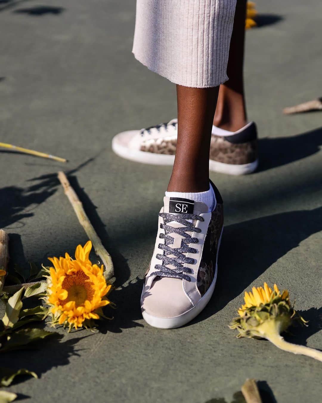 サムエデルマンのインスタグラム：「Sundays = Sneakers Tap to shop this comfort favorite  #SamEdelman #Fall2020 #SamSneakers」