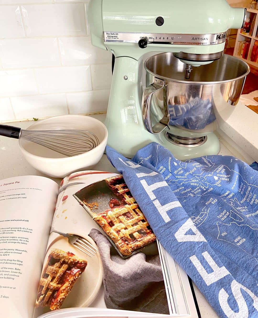 マップトートのインスタグラム：「Baking something yummy!」