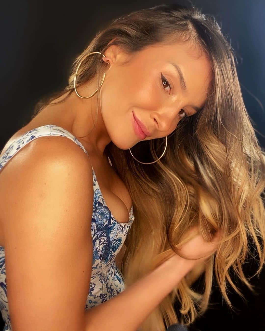 のインスタグラム：「Gravando os musicais do #Encontro com Fatima Bernardes de amanhã cedo, às 10h15, na @redeglobo, comandado por @gentilfernanda, para começar a semana no astral de #Rodou!!! 🥰 E mais tarde, às 20h, a gente se encontra no “Amazon Music News”, da @amazonmusicbr! 🎡🔄💋」