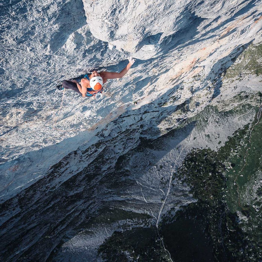 ニナ・カプレツのインスタグラム：「A few days ago I did a podcast with the one and only @enormocast . We talked a lot about the Rätikon and I realized how much I miss that place and the climb on that pure limestone. Some days ago I did my first climbing moves after 5 weeks of total rest due to my surgery. I feel extremely bad on my skin; all weak, soft and shaky. But my psyche is high and I can’t wait to go outside and play on rocks again!   📸 @marc_daviet   #rätikonforever  @petzl_official @arcteryx @scarpaspa @praettigau.ch @arkose.climbing」
