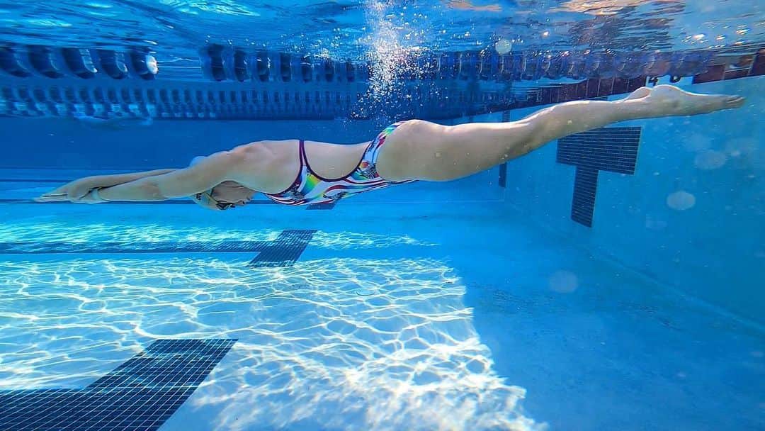Julieのインスタグラム：「The water knows the way, just let it carry u there 🌊 . . . #arenawaterinstinct #swimmer #summerjulep #swimming #swim #swimlife #streamlining #swimmersofinstagram #instaswim #instaswimming #mastersswimming #instaswimmer #usaswimming #swimtraining #swimfast #swimpractice #myswimpro #swimsmarter #swimfit」