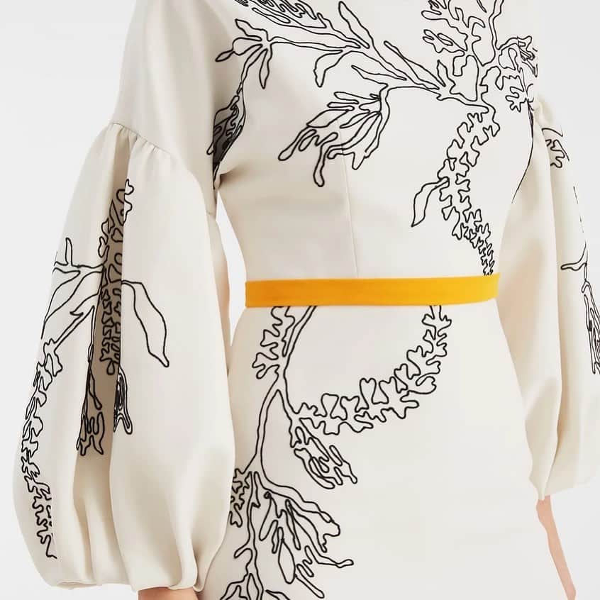 サッチン+バビさんのインスタグラム写真 - (サッチン+バビInstagram)「The Rani gown is the definition of drama. Every choice made in the design of this gown speaks to a uniquely, individual sophistication. Realized in a fine Spanish crepe, the column silhouette features floral inspired, hand-guided machine embroidery. #sachinandbabi, #statementdress, #celebrate, #modernbride」11月9日 5時26分 - sachinandbabi