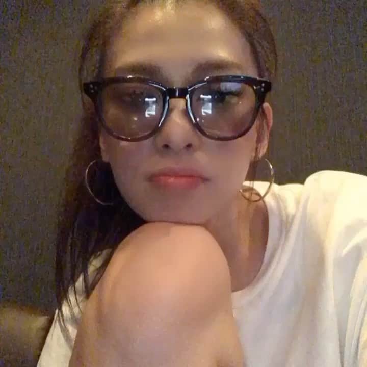長谷川唯のインスタグラム：「・ ・ 🖤🕶可愛いサングラス🕶🖤  ・ ・ 昨日はたくさん寝れて今日はなんかスッキリしてる✨やっぱりエステとか行くと自律神経も整うね😌🤍🍃  ・ ・ #me #today #tokyo #sunglasses #happy #love #instagood」