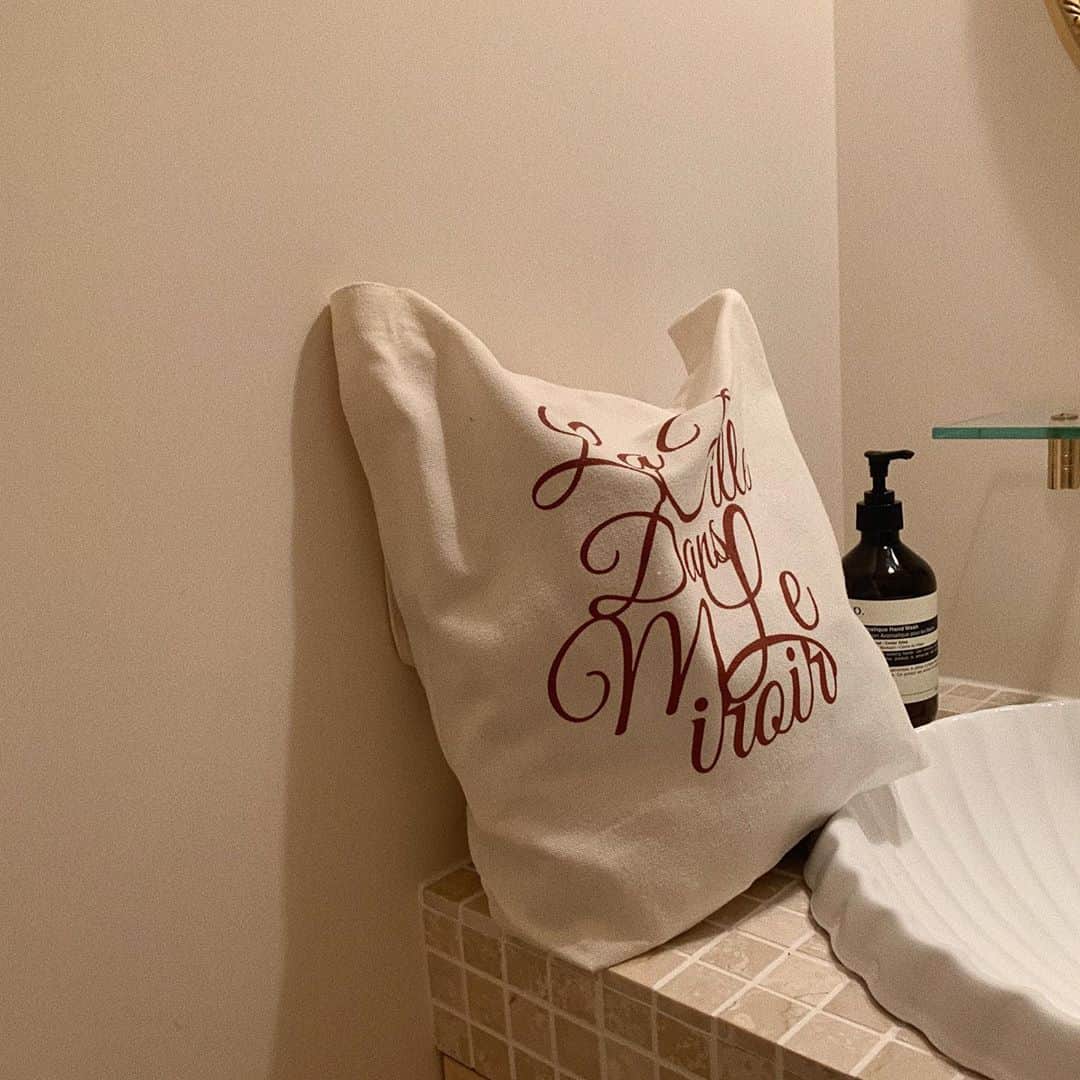 のインスタグラム：「本日は早朝から撮影でした🧼 みんなの顔を思い浮かべながらアイドルのお仕事をするのはやっぱり楽しいです〜幸せでした^_^  先日、やっと @kshnnnn さんのところでまつ毛パーマをしてきました🧴👀 撮影メイクも映えてビューラーもいらないしすごく綺麗😭✨超〜おすすめです！ #まつ毛パーマ #マツパ」
