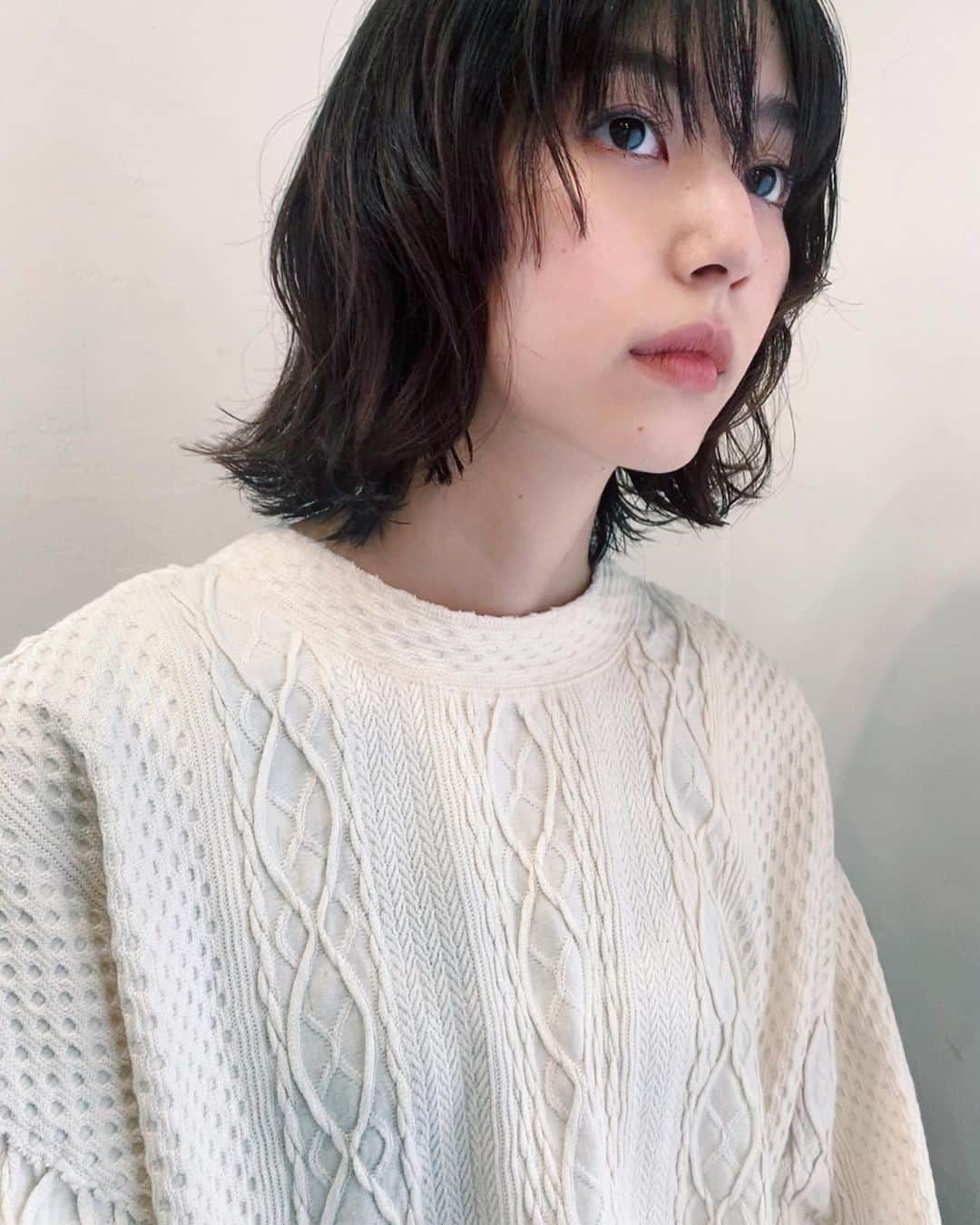 Shiho Sasakiさんのインスタグラム写真 - (Shiho SasakiInstagram)「ばっさりミニボブ💈 1度切ったらやっぱりどんどん切りたい病になってしまった✂️ 前回のパーマも残ってたので いい感じにくせ毛ぽい🐶 #hair」11月8日 20時30分 - shihomurata0718