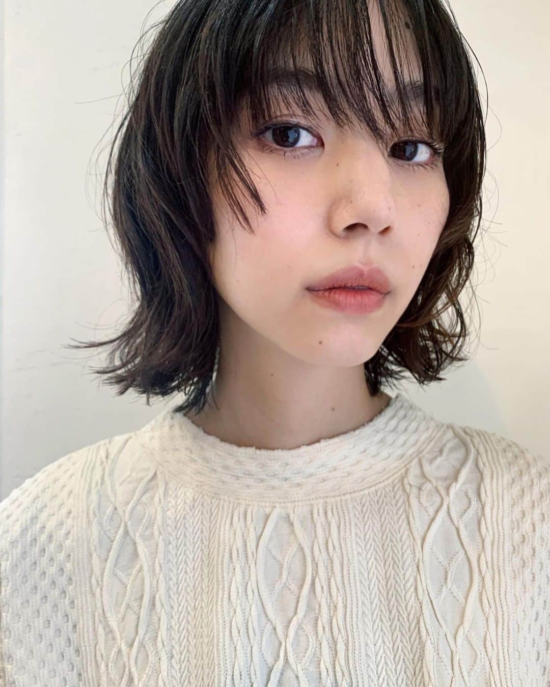 Shiho Sasakiのインスタグラム：「ばっさりミニボブ💈 1度切ったらやっぱりどんどん切りたい病になってしまった✂️ 前回のパーマも残ってたので いい感じにくせ毛ぽい🐶 #hair」