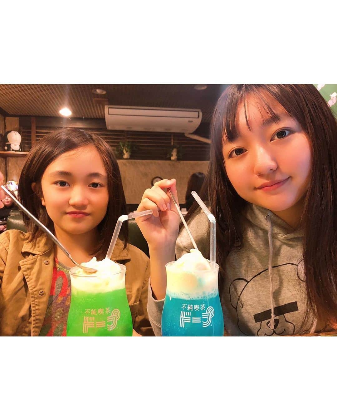 谷花音さんのインスタグラム写真 - (谷花音Instagram)「・ 今日は人生初！ クリームソーダを飲みました🥰  美味しすぎてすぐ無くなりました☺️  #谷花音 #人生初  #クリームソーダ #美味しかった😋 #りんは #大の #メロンソーダ好き #私が飲んだ #クリームソーダ は #思春期の味って #書いてありました笑笑 #店内が #レトロで #これがエモいか… #と思いました笑笑 #クリームソーダの写真 #エモいですよね？！」11月8日 20時30分 - t_kanon_ta