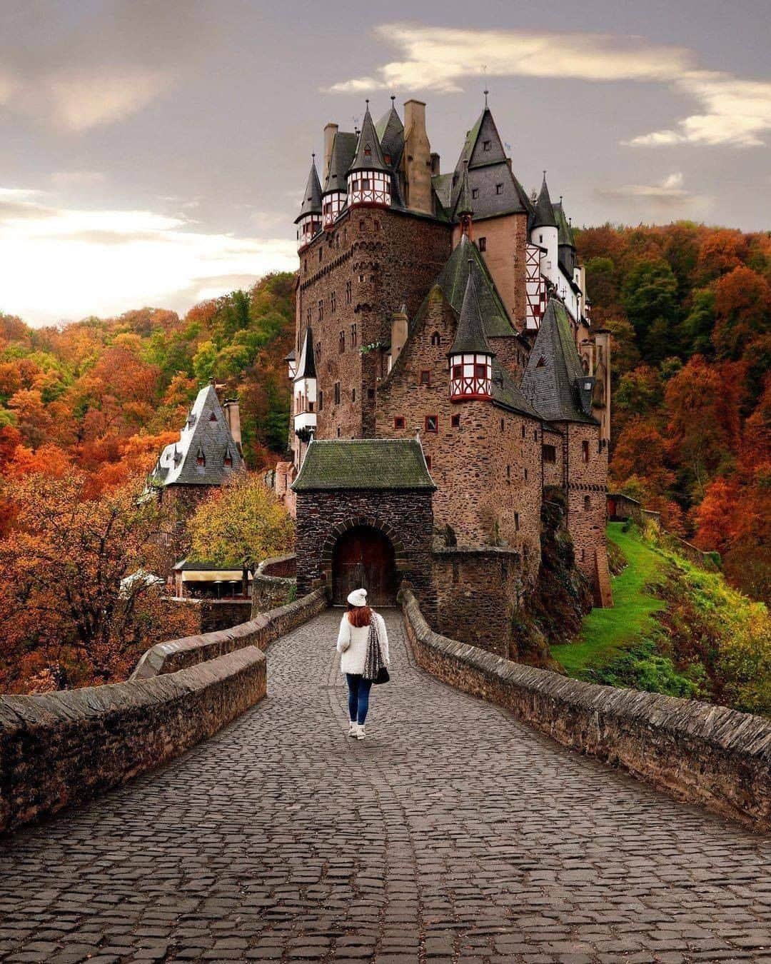 9GAGさんのインスタグラム写真 - (9GAGInstagram)「Autumn vibes in Europe 🍂 Follow @voyaged for more seasonal discoveries around the world! - 📷 @sennarelax - #voyaged #travel #switzerland #germany #9gag」11月8日 20時30分 - 9gag