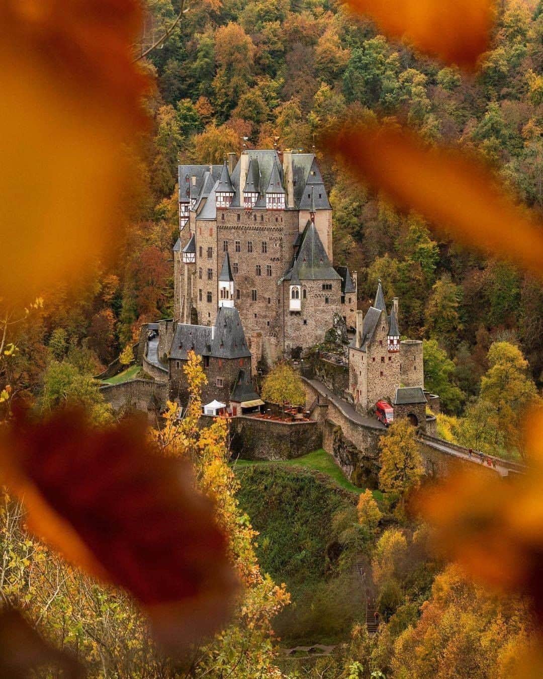 9GAGさんのインスタグラム写真 - (9GAGInstagram)「Autumn vibes in Europe 🍂 Follow @voyaged for more seasonal discoveries around the world! - 📷 @sennarelax - #voyaged #travel #switzerland #germany #9gag」11月8日 20時30分 - 9gag