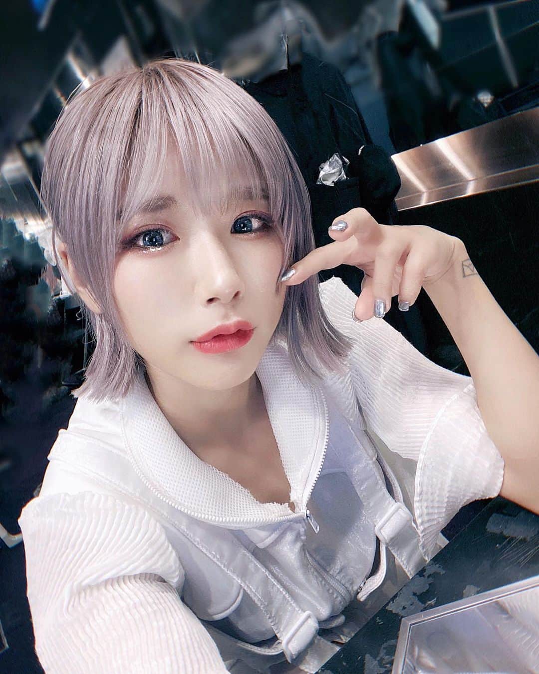 病夢やみいのインスタグラム：「京都 名古屋 ありがと  #CY8ER  #ボブアレンジ#外ハネボブ#エクステ#派手髪 #셀카#머리스타그램#헤어컬러링#단발머리 #haircolor#tattoogirl#japanesefashion」