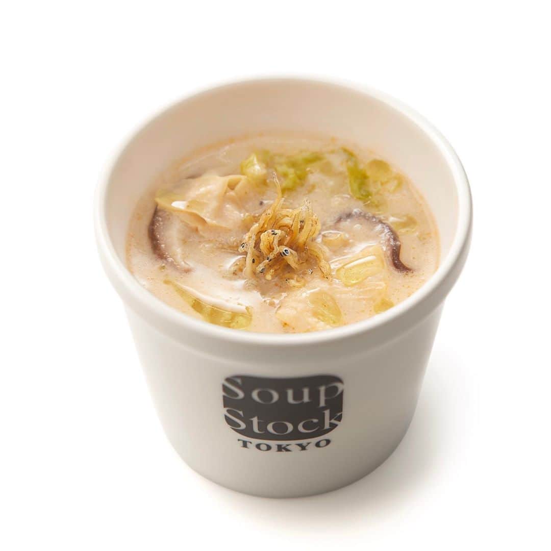 スープストックトーキョー 公式さんのインスタグラム写真 - (スープストックトーキョー 公式Instagram)「京の食文化を味わう一杯。 ーーーーーーーーーーーーーーーーーーーーー 「京湯葉とちりめん山椒の豆乳スープ」 ーーーーーーーーーーーーーーーーーーーーー 京都ポルタ店で先行販売しておりました、 「#京湯葉とちりめん山椒の豆乳スープ」を 明日11月9日(月)より、Soup Stock Tokyo全店で ご用意いたします。  京の台所、錦市場で創業200年以上の湯葉専門店 「#湯波吉」さんの湯葉を使った和のだし香る 豆乳スープです。さくさくの揚げちりめんと 山椒の辛味がアクセントです。  湯波吉さんとの出会いは、昨年のこと。 京都ポルタ店の店長 日高の「京都ならではの 豊かな食文化を生かしたスープを作ることで、 この土地を“食”から楽しんでいただきたい」という 想いから、湯波吉さんのとゆ湯葉を使用したスープ 「京湯葉の冷たい澄ましスープ」を販売しました。  今年は全国のお客様に京都の味をお届けできるように、 新たにこのスープをご用意いたしました。  すぐに京都へと足を運べない昨今ではありますが、 このスープを通して京都と全国のお客様が 繋がることができたなら嬉しく思います。  人の手で紡いできた京都の食の伝統を感じながら、 心温まる時間をお過ごしください。  #soupstocktokyo#スープストックトーキョー #スープストック#スープ#スープ専門店#豆乳スープ#ゆば#京ゆば#湯葉」11月8日 20時31分 - soupstocktokyo