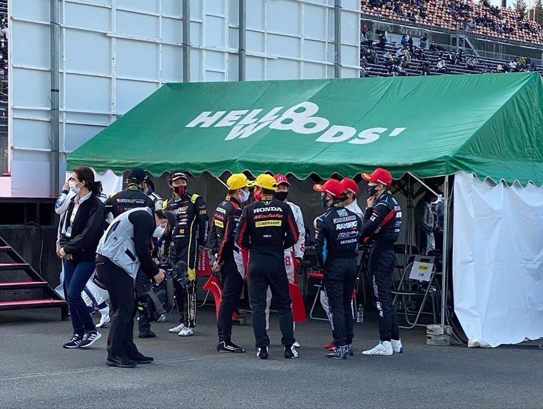 竹内紫麻さんのインスタグラム写真 - (竹内紫麻Instagram)「2020 AUTOBACS SUPER GT Round7　FUJIMAKI GROUP MOTEGI GT 300km RACE RACE   最終戦を目前にしても、  未だ混戦模様のGT500クラス  今シーズン流した悔し涙が嬉し涙へ。  もらい泣きしました。 8号車 ARTA NSX-GT  そして、GT300クラス  今季2勝目を挙げて 5ポイント差でトップに躍り出ました  56号車リアライズ日産自動車大学校 GT-R  本当におめでとうございました。  泣いても笑っても最後の最終戦。  みんなが笑えたら良いけど、 そんな訳にはいかないからね。。。  どうなるんでしょうか。  私自身も、 ここへきて改めて、 身の引き締まる想いです。  皆さんお疲れ様でした！ 改めて両クラスWinner🏆  Congratulations!!  #SUPERGT #MOTEGI #rd7 #8 #nsx #56 #gtr #congratulations🎉」11月8日 20時31分 - shimax1223