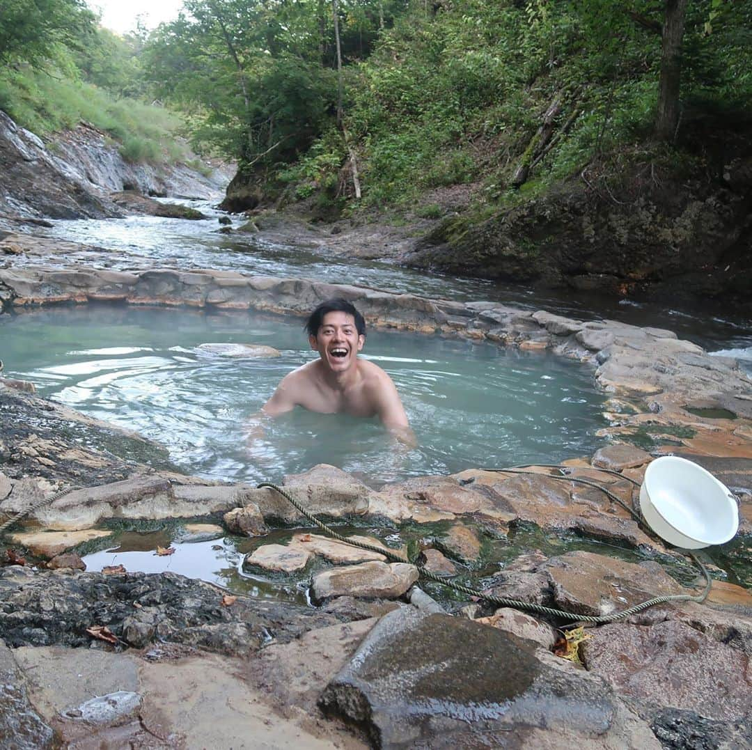 森公平さんのインスタグラム写真 - (森公平Instagram)「北海道の然別峽野営地（鹿の湯）  川に面した岩場ツルツル、温泉の中も藻でツルツルのワイルドな天然温泉が味わえます。かなり滑るので注意。  洗い場は無く簡単な脱衣所があるだけで男女は分かれておらず水着の着用は禁止。 湯温は42度くらい？丁度いい温度でした。  一泊250円という破格の値段で野生動物用の防犯ブザーの貸し出しがある。 かなり熊など出るのでは？とビビる。  焚き火は禁止、炭はOK。炊事場での洗剤の使用は禁止。  夜は真っ暗になるので星がかなり見えます。 30分で3回流れ星見れました。  今まで行ったキャンプ場でも一番かもしれない。また北海道行く時は必ず行きたい所です。  YouTubeにアップしてますので気になった方はプロフィールよりチャンネルに飛んでください。【北海道ツーリング　釧路から帯広】編にて紹介してます。  #キャンプ #天然温泉 #野湯 #野営 #然別峽野営場　#camp #camping #北海道ツーリング #キャンプツーリング #ツーリングキャンプ #yamaha #mt09 #星空 #星空撮影 #キャンプ飯 #キャンプ好きな人と繋がりたい」11月8日 20時32分 - mori_koheidesu