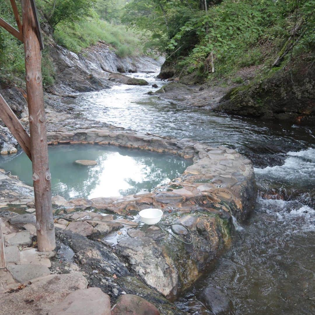 森公平さんのインスタグラム写真 - (森公平Instagram)「北海道の然別峽野営地（鹿の湯）  川に面した岩場ツルツル、温泉の中も藻でツルツルのワイルドな天然温泉が味わえます。かなり滑るので注意。  洗い場は無く簡単な脱衣所があるだけで男女は分かれておらず水着の着用は禁止。 湯温は42度くらい？丁度いい温度でした。  一泊250円という破格の値段で野生動物用の防犯ブザーの貸し出しがある。 かなり熊など出るのでは？とビビる。  焚き火は禁止、炭はOK。炊事場での洗剤の使用は禁止。  夜は真っ暗になるので星がかなり見えます。 30分で3回流れ星見れました。  今まで行ったキャンプ場でも一番かもしれない。また北海道行く時は必ず行きたい所です。  YouTubeにアップしてますので気になった方はプロフィールよりチャンネルに飛んでください。【北海道ツーリング　釧路から帯広】編にて紹介してます。  #キャンプ #天然温泉 #野湯 #野営 #然別峽野営場　#camp #camping #北海道ツーリング #キャンプツーリング #ツーリングキャンプ #yamaha #mt09 #星空 #星空撮影 #キャンプ飯 #キャンプ好きな人と繋がりたい」11月8日 20時32分 - mori_koheidesu