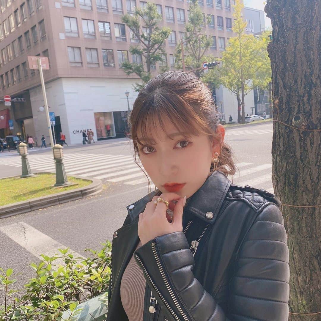 吉田朱里さんのインスタグラム写真 - (吉田朱里Instagram)「最後のお話会終わりました😭✨ 本当に沢山ありがとうございました！ . みんなが流してくれた涙も かけてくれた言葉も 思いが沢山伝わって何度も泣きそうになりました。 . アイドルとファン… だけどこんなにも一人一人の方と 向き合ってそれぞれとの絆があって、思い出があって… アイドルになってないと出会えなかったんだと思うと…運命的な出逢いですよね。 . 何も飾らず自分らしく振る舞うことが出来たのも皆さんの大きな心と優しさのおかげです。 . こんな事があった。今度の握手会であの人に話そう。あ！あの人にこの話しよ！ 最近あの子来ないな〜何してるのかな〜。 普段の生活から ファンの皆さんが当たり前のように頭の中にいました。 . それもこれだけ沢山の 握手会にみんなが通い続けてくれたからです。 . 欲を言えば最後は会って話したかったね。 . だから最後できなかったことは いつかの未来で叶えましょう。 その時は必ず会いに来てくださいね。 . そしていつもと変わらない 近況を報告して下さい。 . 10年間本当にありがとうございました！」11月8日 20時33分 - _yoshida_akari