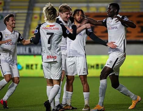 テオ・ボンゴンダのインスタグラム：「LIMBURG IS 💙💙!!!!! Happy for the 🖕🏿🖕🏿 goals ⚽️⚽️🤣🤣 ( swipe 👈🏾 for the 🎁 )」