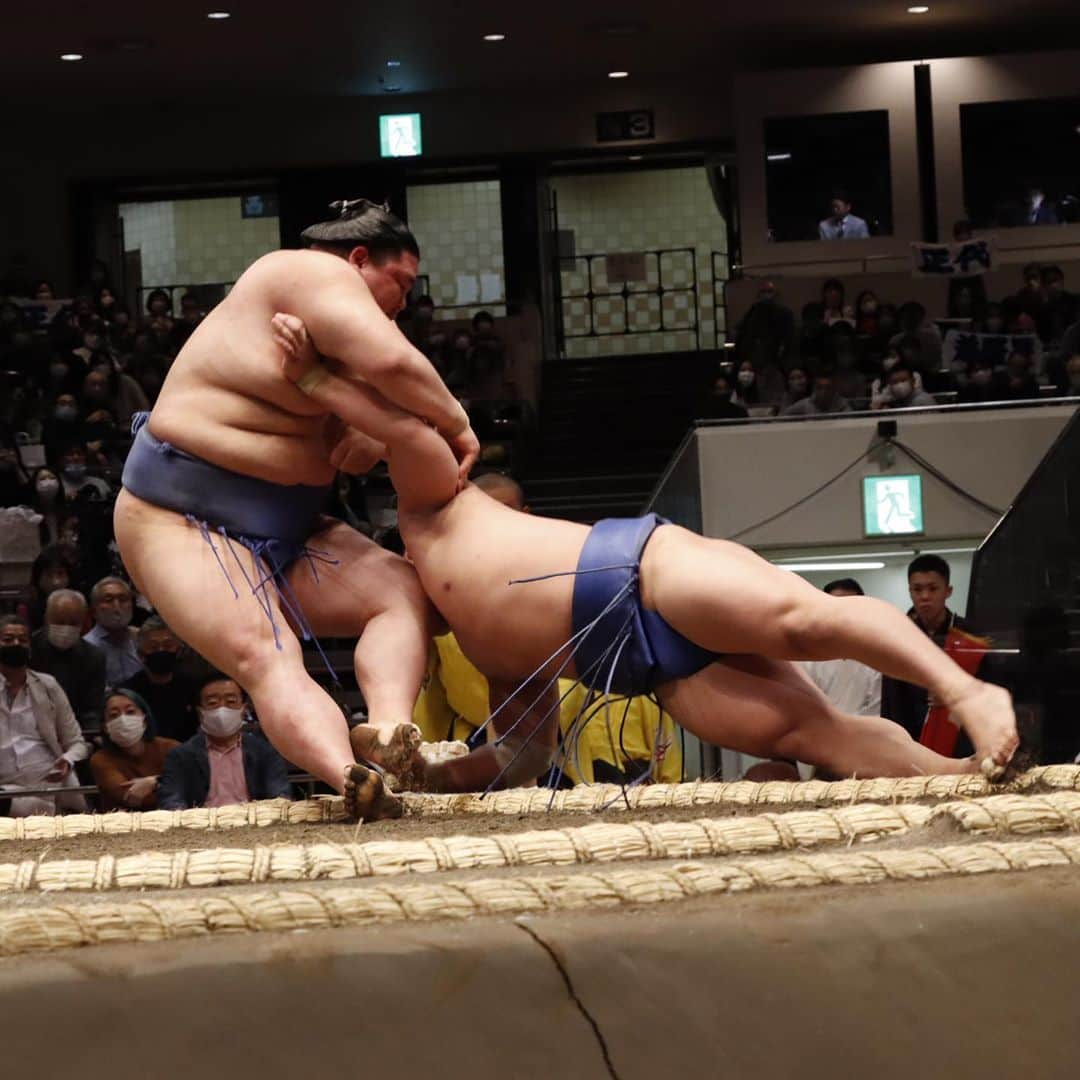 日本相撲協会さんのインスタグラム写真 - (日本相撲協会Instagram)「大相撲十一月場所、初日！！ 今場所は東京開催！！  全取組終了後には来場者全員にチャンスあり、豪華グッズが当たる⁉︎ お楽しみ抽選会も…！！  @sumokyokai  #大相撲 #sumo #相撲 #力士 #お相撲さん #japanphoto #sumowrestlers #japanculture  #十一月場所 #11月場所 #東京 #11月場所は東京で #今場所もよろしくお願いします」11月8日 20時40分 - sumokyokai