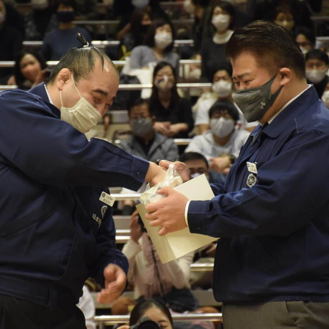 日本相撲協会さんのインスタグラム写真 - (日本相撲協会Instagram)「大相撲十一月場所、初日！！ 今場所は東京開催！！  全取組終了後には来場者全員にチャンスあり、豪華グッズが当たる⁉︎ お楽しみ抽選会も…！！  @sumokyokai  #大相撲 #sumo #相撲 #力士 #お相撲さん #japanphoto #sumowrestlers #japanculture  #十一月場所 #11月場所 #東京 #11月場所は東京で #今場所もよろしくお願いします」11月8日 20時40分 - sumokyokai