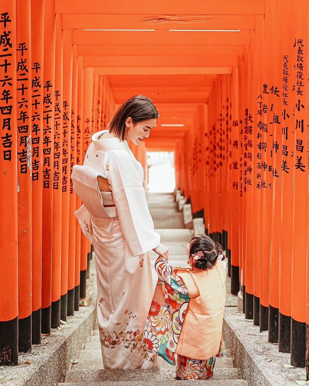 孫きょうのインスタグラム：「⛩七五三⛩  今年の一大イベント 前撮りに続き、お詣りも無事に済みました✨  "かわいい"が大好きな時期で プリンセス〜と昨日からルンルン👸🏼 今日はとにかく走り回ってた🦘  それにしても晴れてよかった！！🙏🏻 れお七五三とあんちゃんお宮参りの時は雨だったから。笑  写真は親友にロケ撮影してもらったの✨ また載せます😌❤️  photo @sparklingmoment_non  kimono @shosa_kyoto_official  #七五三 #七五三詣り #七五三3歳 #3歳 #日枝神社 #753 #japan #kimono #japanesegirl」
