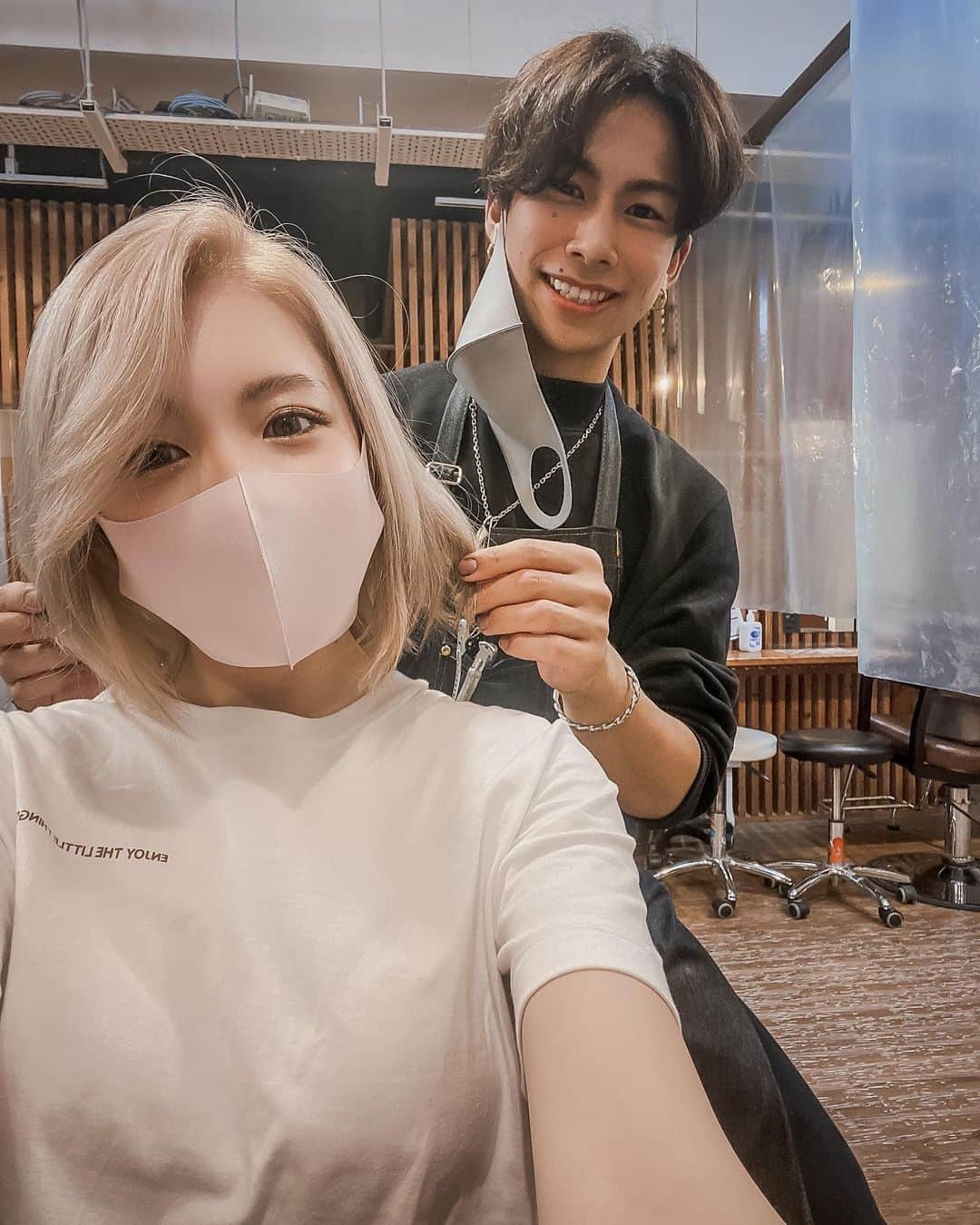 DJ CHI☆MEROのインスタグラム：「💇‍♀️ . 髪質改善の為にブリーチお休みしてたけど 気分が落ちてたからやったった🖤 冬の金髪サイコウ☝️ . @reonstagram のハイトーンカラー好き！！ . ミルクティーベージュやピンク系も 上手だから是非行ってみてね♪ . 千葉県柏市柏3-2-19クレール柏1F 【BLITZ REVOLUT】  #らぶれおみ 🖤🖤🖤」