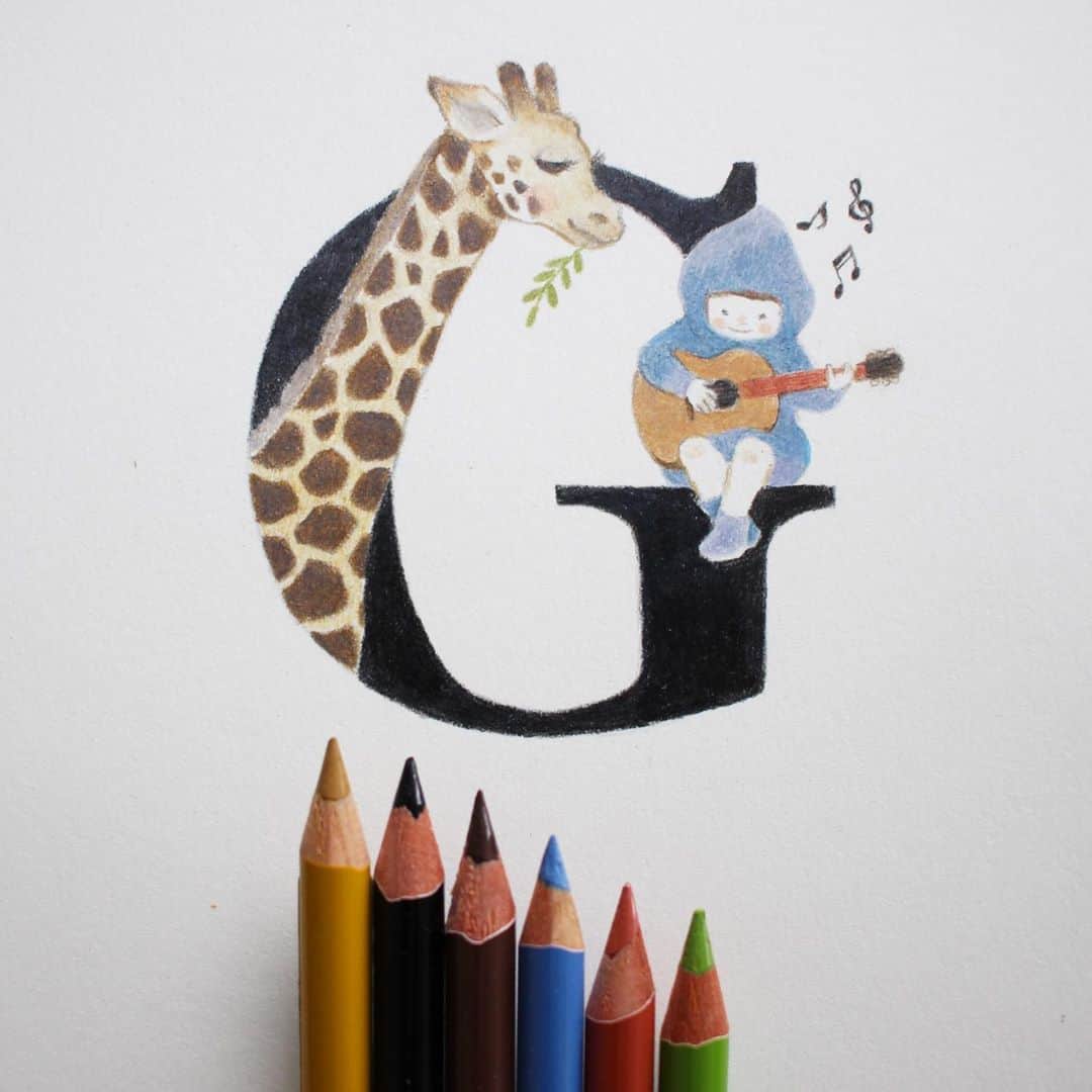 Tomoko Shintaniのインスタグラム：「Letters “G” 🦒🎶 . うふ🤗 . Sleep pretty darling Do not cry And I will sing a lullaby ~ . #letters #giraffe #guitar #goldenslumbers #goodnight #holbeinartistscoloredpencil #karismacolorpencils」