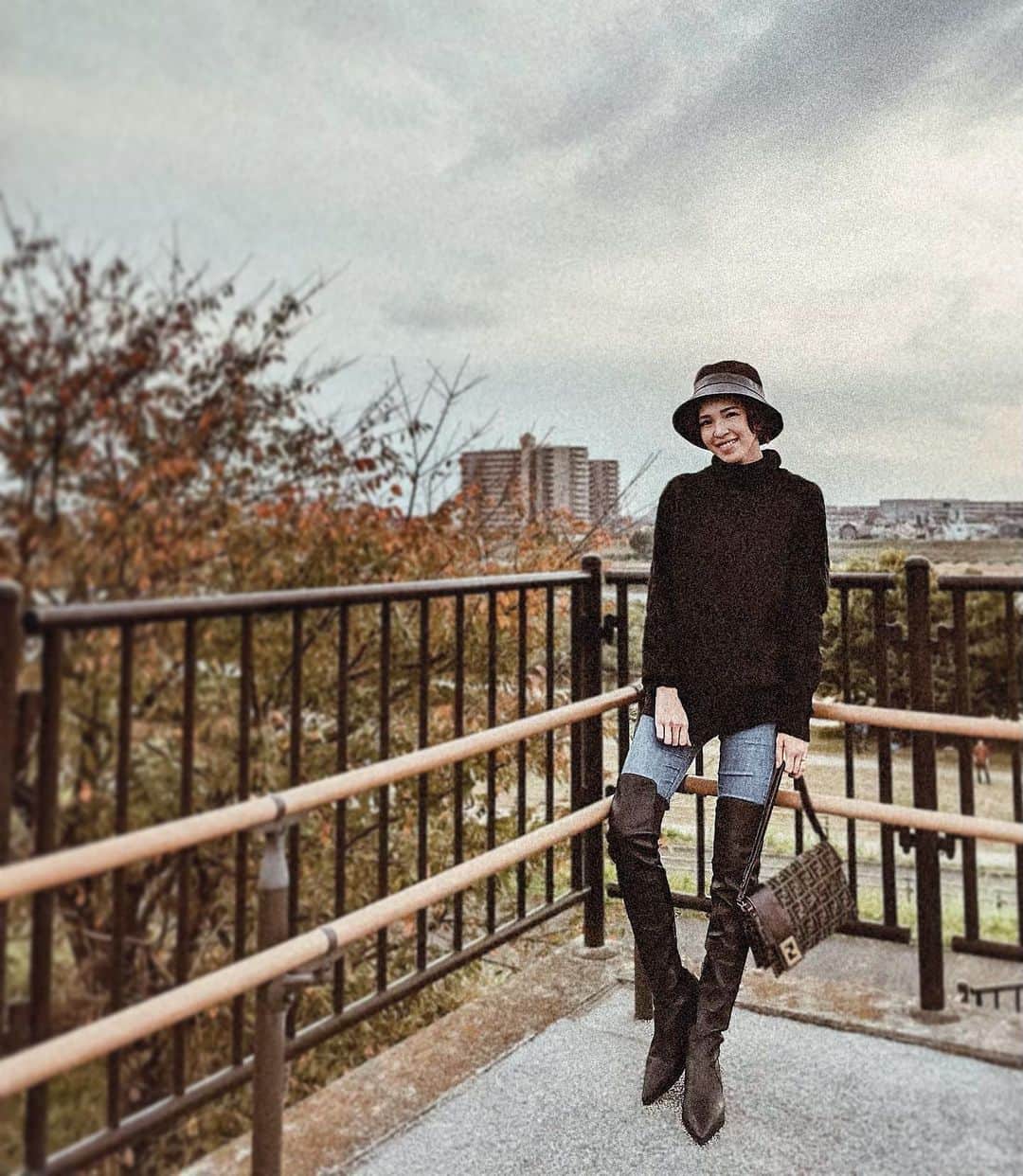 来夏のインスタグラム：「#🍁 秋感増してきた〜🍂 ネットショッピングがトマラナイ🙃🛍  ほんとはグレーのデニム履きたかった日😗 最近探してるんだけど コレ！ってのに出会えてなくて それ以外はどうしても着たかったとき🥴  #outfit #sunday #ママコーデ #秋コーデ」
