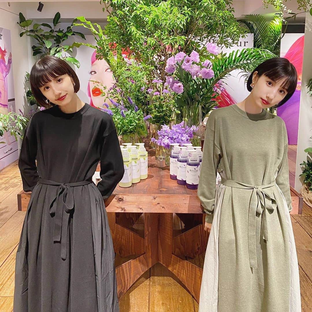 谷奥えまのインスタグラム：「ヘアケアブランドRêveur（レヴール）のPOPUPショップ「Rêveur BEAUTY STUDIO」へお邪魔しました。 このシャンプー＆トリートメントは、髪は約80%がたんぱく質という事実に着目し、日々のダメージによって流出するたんぱく質を洗いながら補給するヘアケアシリーズ。 香りも大好きなベルガモット＆ジャスミンで気持ちまでリラックスできるとてもいい香りでした♬  POPUPショップ開催中はビューティーやインナービューティーに関するトークショーやヨガワークショップのオンライン配信もあるみたいです！  @reveur_official に詳細が載っているのでチェックしてみてね！  商品はマツモトキヨシなど全国のドラッグストア、公式オンラインショップJ.G.PLAZA、他ショッピングサイトなどでも購入できるみたいです！ #レヴール #フィトプロテイン#プロテインシャンプー #PR」