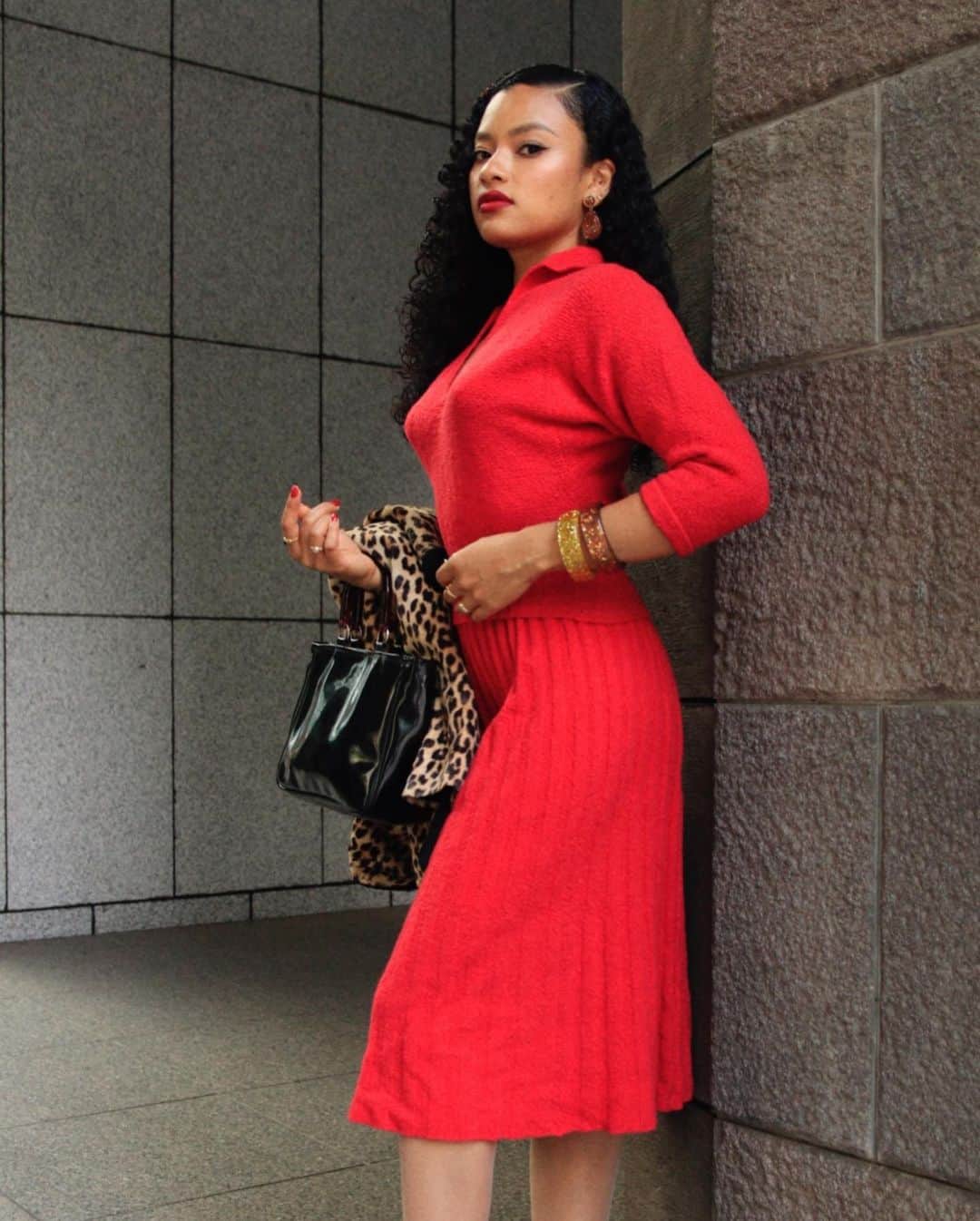 ティファニー・キャデラックさんのインスタグラム写真 - (ティファニー・キャデラックInstagram)「💄 I leave a trace everywhere I go, like my rouge on the rim of a cup☕️ Don’t blame me... That’s the way mother nature planned it💋  Bangles and earrings from @bowandcrossbones ✨  #bowandcrossbones #fakelitejewellery #authenticrepro」11月8日 20時44分 - fruitimami