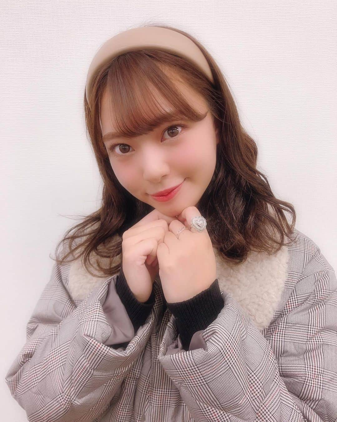 山田寿々さんのインスタグラム写真 - (山田寿々Instagram)「﻿ ﻿ 今日でNMB48のオンラインお話会が終わりました😌﻿ ﻿ 5期生レーンの握手会から始まり、、﻿ 最後はオンラインという形になってしまい直接お会いしてお話しすることはできませんでしたが、﻿ オンラインという形でもお顔を見てお話できてすごく嬉しいです(^^)﻿ ﻿ 握手会もオンラインお話会も本当に楽しくて大好きで﻿ ファンの皆さんと一緒に、はしゃいで喜んだり﻿ 時には慰めてもらったり、生誕Tシャツを着てきて下さる方やグッズを身につけてきて下さる方。﻿ ﻿ 全部本当に嬉しかったし、活動で不安なことがあっても﻿ 握手会でファンの皆さんの言葉を直接聞けて、﻿ ファンの皆さんとの絆を再確認できたりして﻿ 握手会の度に私が勇気をもらっていました。﻿ ﻿ もらった分、最後お返しできてたかな？😦﻿ ﻿ 部数のことでたくさんファンの皆さんにわがままを言いました。﻿ 遠征して握手会に来て下さった方やお仕事終わり、お仕事前で参加して下さった方。﻿ 自分がしんどい思いをしてまで私に会いにきて下さった方。﻿ 本当に全てが嬉しかったです。﻿ 最後までわがままを聞いてくれてありがとうございました😊﻿ 日程の画像作ってくれたり、画像の作り方も教えてもらったしSHOWROOMで一緒に服装決めたり楽しかった🤣﻿ ﻿ 書き出すとキリがないですね…笑﻿ ﻿ まとめると、、握手会もオンラインお話会もほんっとうに最高に楽しかった！！笑﻿ ﻿ ありがとうございました、﻿ ﻿ そして、スタッフさん！﻿ 最後まで本当にありがとうございました☺️✨﻿ 携わって下さった皆様に本当に感謝です。﻿ 素敵なお花も💐ありがとうございます♡﻿ ﻿ ﻿ 皆さんから頂いた言葉を胸に卒業してからも頑張ります🥰﻿ ﻿ まずは！夢への第一歩の舞台！！﻿ 沢山、頑張ってね！観に行くよ！って言ってもらえた😆﻿ ﻿ お待ちしておりますね🌙﻿ ﻿ 私服はこんな感じでした👗❤️﻿ 前に展示会に連れて行って貰った時に頼んでた﻿ REDYAZELのセットアップ❤️﻿ ﻿ 可愛いでしょ〜💐﻿ ﻿ ﻿ #ootd #redyazel #setup」11月8日 20時54分 - suzu48_tan_1211