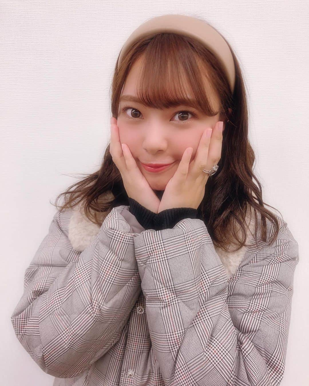 山田寿々さんのインスタグラム写真 - (山田寿々Instagram)「﻿ ﻿ 今日でNMB48のオンラインお話会が終わりました😌﻿ ﻿ 5期生レーンの握手会から始まり、、﻿ 最後はオンラインという形になってしまい直接お会いしてお話しすることはできませんでしたが、﻿ オンラインという形でもお顔を見てお話できてすごく嬉しいです(^^)﻿ ﻿ 握手会もオンラインお話会も本当に楽しくて大好きで﻿ ファンの皆さんと一緒に、はしゃいで喜んだり﻿ 時には慰めてもらったり、生誕Tシャツを着てきて下さる方やグッズを身につけてきて下さる方。﻿ ﻿ 全部本当に嬉しかったし、活動で不安なことがあっても﻿ 握手会でファンの皆さんの言葉を直接聞けて、﻿ ファンの皆さんとの絆を再確認できたりして﻿ 握手会の度に私が勇気をもらっていました。﻿ ﻿ もらった分、最後お返しできてたかな？😦﻿ ﻿ 部数のことでたくさんファンの皆さんにわがままを言いました。﻿ 遠征して握手会に来て下さった方やお仕事終わり、お仕事前で参加して下さった方。﻿ 自分がしんどい思いをしてまで私に会いにきて下さった方。﻿ 本当に全てが嬉しかったです。﻿ 最後までわがままを聞いてくれてありがとうございました😊﻿ 日程の画像作ってくれたり、画像の作り方も教えてもらったしSHOWROOMで一緒に服装決めたり楽しかった🤣﻿ ﻿ 書き出すとキリがないですね…笑﻿ ﻿ まとめると、、握手会もオンラインお話会もほんっとうに最高に楽しかった！！笑﻿ ﻿ ありがとうございました、﻿ ﻿ そして、スタッフさん！﻿ 最後まで本当にありがとうございました☺️✨﻿ 携わって下さった皆様に本当に感謝です。﻿ 素敵なお花も💐ありがとうございます♡﻿ ﻿ ﻿ 皆さんから頂いた言葉を胸に卒業してからも頑張ります🥰﻿ ﻿ まずは！夢への第一歩の舞台！！﻿ 沢山、頑張ってね！観に行くよ！って言ってもらえた😆﻿ ﻿ お待ちしておりますね🌙﻿ ﻿ 私服はこんな感じでした👗❤️﻿ 前に展示会に連れて行って貰った時に頼んでた﻿ REDYAZELのセットアップ❤️﻿ ﻿ 可愛いでしょ〜💐﻿ ﻿ ﻿ #ootd #redyazel #setup」11月8日 20時54分 - suzu48_tan_1211