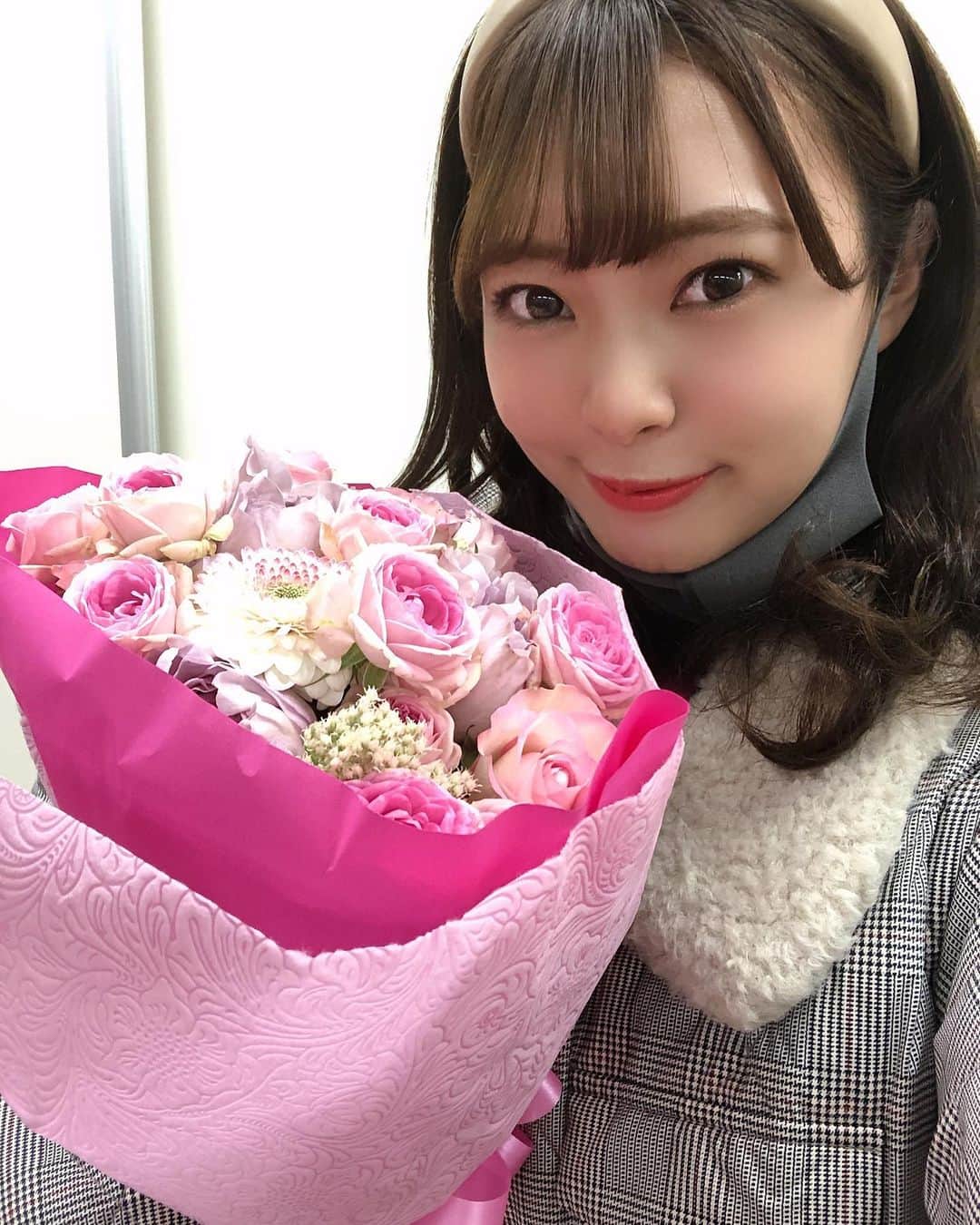 山田寿々のインスタグラム：「﻿ ﻿ 今日でNMB48のオンラインお話会が終わりました😌﻿ ﻿ 5期生レーンの握手会から始まり、、﻿ 最後はオンラインという形になってしまい直接お会いしてお話しすることはできませんでしたが、﻿ オンラインという形でもお顔を見てお話できてすごく嬉しいです(^^)﻿ ﻿ 握手会もオンラインお話会も本当に楽しくて大好きで﻿ ファンの皆さんと一緒に、はしゃいで喜んだり﻿ 時には慰めてもらったり、生誕Tシャツを着てきて下さる方やグッズを身につけてきて下さる方。﻿ ﻿ 全部本当に嬉しかったし、活動で不安なことがあっても﻿ 握手会でファンの皆さんの言葉を直接聞けて、﻿ ファンの皆さんとの絆を再確認できたりして﻿ 握手会の度に私が勇気をもらっていました。﻿ ﻿ もらった分、最後お返しできてたかな？😦﻿ ﻿ 部数のことでたくさんファンの皆さんにわがままを言いました。﻿ 遠征して握手会に来て下さった方やお仕事終わり、お仕事前で参加して下さった方。﻿ 自分がしんどい思いをしてまで私に会いにきて下さった方。﻿ 本当に全てが嬉しかったです。﻿ 最後までわがままを聞いてくれてありがとうございました😊﻿ 日程の画像作ってくれたり、画像の作り方も教えてもらったしSHOWROOMで一緒に服装決めたり楽しかった🤣﻿ ﻿ 書き出すとキリがないですね…笑﻿ ﻿ まとめると、、握手会もオンラインお話会もほんっとうに最高に楽しかった！！笑﻿ ﻿ ありがとうございました、﻿ ﻿ そして、スタッフさん！﻿ 最後まで本当にありがとうございました☺️✨﻿ 携わって下さった皆様に本当に感謝です。﻿ 素敵なお花も💐ありがとうございます♡﻿ ﻿ ﻿ 皆さんから頂いた言葉を胸に卒業してからも頑張ります🥰﻿ ﻿ まずは！夢への第一歩の舞台！！﻿ 沢山、頑張ってね！観に行くよ！って言ってもらえた😆﻿ ﻿ お待ちしておりますね🌙﻿ ﻿ 私服はこんな感じでした👗❤️﻿ 前に展示会に連れて行って貰った時に頼んでた﻿ REDYAZELのセットアップ❤️﻿ ﻿ 可愛いでしょ〜💐﻿ ﻿ ﻿ #ootd #redyazel #setup」