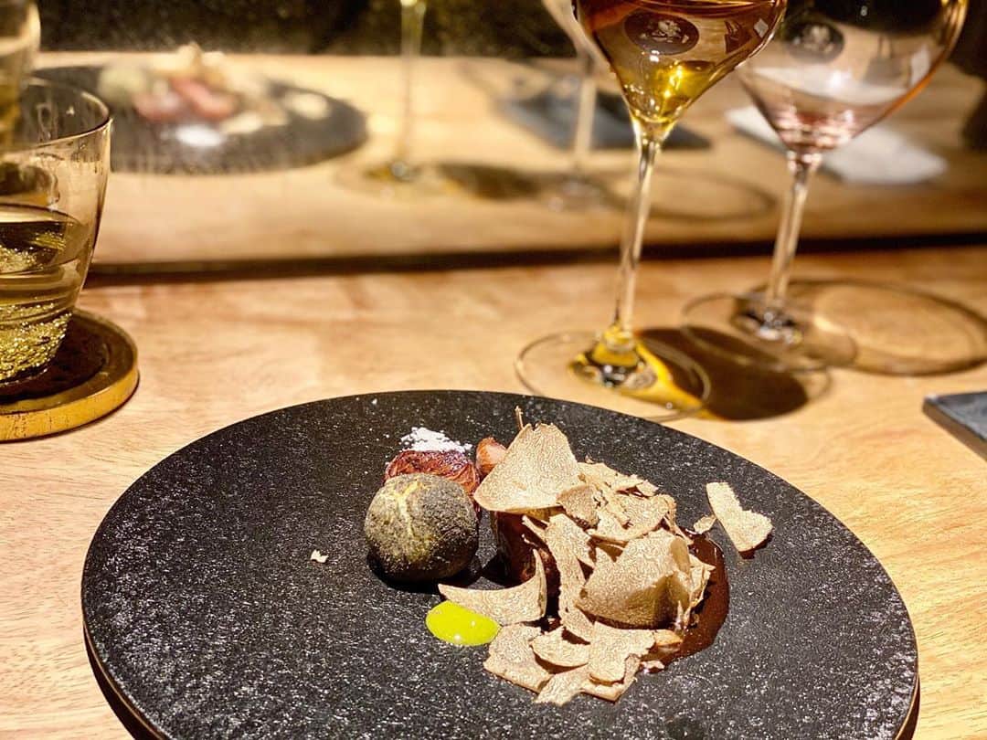 Nahoさんのインスタグラム写真 - (NahoInstagram)「* 久しぶりに旦那と2人で...🍽  普段フレンチがあまり好きじゃない旦那も このお店なら...と連れて行ってくれました🥺💕  オータムトリュフおいしかった...❤️ また絶対に行きたいお店が増えました☺️  #レストランモリ #mori #カウンター個室 #恵比寿ディナー #フレンチ #nahofrench #赤ちゃんのいる生活 #女の子のママ #令和2年ベビー #出産 #2020夏ベビー #女の子のママ　#2020baby #新米ママ #第一子 #0歳児 #ママライフ #生後4ヶ月」11月8日 20時47分 - naho_417