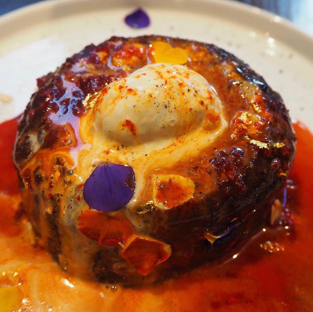 Eat With Steph & Coさんのインスタグラム写真 - (Eat With Steph & CoInstagram)「@thegentlemenbaristas post-lockdown visits! Watch this super cool CANDYFLOSS MELTDOWN of the sticky toffee pudding! It’s not too sweet (unexpectedly!). Really liked the roasted cauliflower too. #invited  ⠀ 📸: @mchan4b ⠀ ⠀ 📍 Location: Covent Garden ⠀ 💰 Price: £20pp (brunch) 👨‍🍳 Cuisine: British⠀ ❤️ Best for: Dessert and Coffee⠀ ☎️ Book ahead: No⠀ 🌱 Veg options: Yes⠀ 🍽 Top dishes: ⠀  Sticky Toffee Pudding and roasted cauliflower ⠀ ⠀ ⠀ ⠀ ⠀ #foodstagram #eeeeeats #forkyeah #londonfood #timeoutlondon #londonrestaurants #toplondonrestaurant #eatlondon #infatuationlondon #foodenvy #dessert #stickytoffeepudding #candyfloss #gentlemen #barista #brunch #allday」11月8日 20時49分 - eatwithsteph_ldn