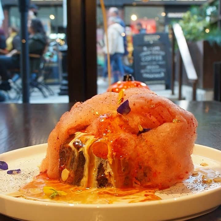 Eat With Steph & Coのインスタグラム：「@thegentlemenbaristas post-lockdown visits! Watch this super cool CANDYFLOSS MELTDOWN of the sticky toffee pudding! It’s not too sweet (unexpectedly!). Really liked the roasted cauliflower too. #invited  ⠀ 📸: @mchan4b ⠀ ⠀ 📍 Location: Covent Garden ⠀ 💰 Price: £20pp (brunch) 👨‍🍳 Cuisine: British⠀ ❤️ Best for: Dessert and Coffee⠀ ☎️ Book ahead: No⠀ 🌱 Veg options: Yes⠀ 🍽 Top dishes: ⠀  Sticky Toffee Pudding and roasted cauliflower ⠀ ⠀ ⠀ ⠀ ⠀ #foodstagram #eeeeeats #forkyeah #londonfood #timeoutlondon #londonrestaurants #toplondonrestaurant #eatlondon #infatuationlondon #foodenvy #dessert #stickytoffeepudding #candyfloss #gentlemen #barista #brunch #allday」