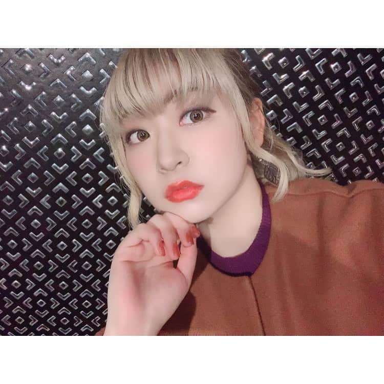 杉山弥紀佳さんのインスタグラム写真 - (杉山弥紀佳Instagram)「♡ . . 美容&院で働いちょふ我友に ヘアアレンジちてもろた📸💕 . . われち髪の毛短いからん セルフやと内巻きオンリーやから うれぴよこっこーやた🐣❤️ . . 我友に感謝🙆‍♀️🍀 . . どうでふかいな😘？ . . . #われち語 #selfie #自撮り女子 #hairstyle #hairset #hairstyles #hairsetting #編み込み #ハーフアップ #巻き髪 #前髪 #ボブ女子 #金髪女子 #ヘアセット #haircolor #instahair #instafashion #instamakeup #韓国コスメ #etudehouse #3ceeyeshadow #メイク好き #女子大生 #141 #instagood #followme #팔로우 #셀피 #셀스타그램 #ありがたキングダム」11月8日 20時49分 - sugiyamamikika0429