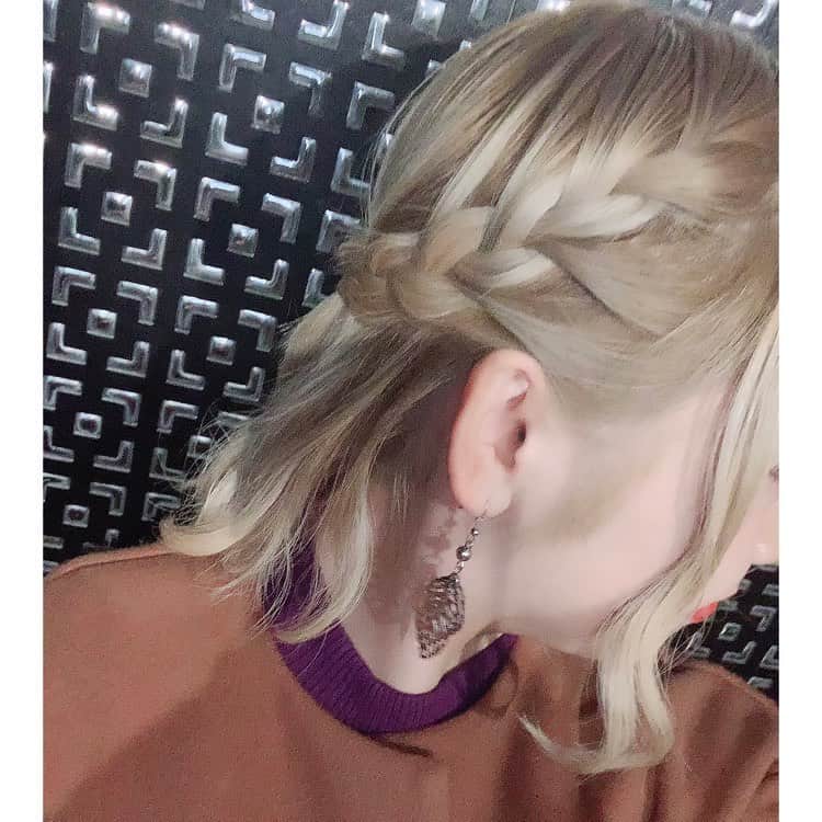 杉山弥紀佳さんのインスタグラム写真 - (杉山弥紀佳Instagram)「♡ . . 美容&院で働いちょふ我友に ヘアアレンジちてもろた📸💕 . . われち髪の毛短いからん セルフやと内巻きオンリーやから うれぴよこっこーやた🐣❤️ . . 我友に感謝🙆‍♀️🍀 . . どうでふかいな😘？ . . . #われち語 #selfie #自撮り女子 #hairstyle #hairset #hairstyles #hairsetting #編み込み #ハーフアップ #巻き髪 #前髪 #ボブ女子 #金髪女子 #ヘアセット #haircolor #instahair #instafashion #instamakeup #韓国コスメ #etudehouse #3ceeyeshadow #メイク好き #女子大生 #141 #instagood #followme #팔로우 #셀피 #셀스타그램 #ありがたキングダム」11月8日 20時49分 - sugiyamamikika0429
