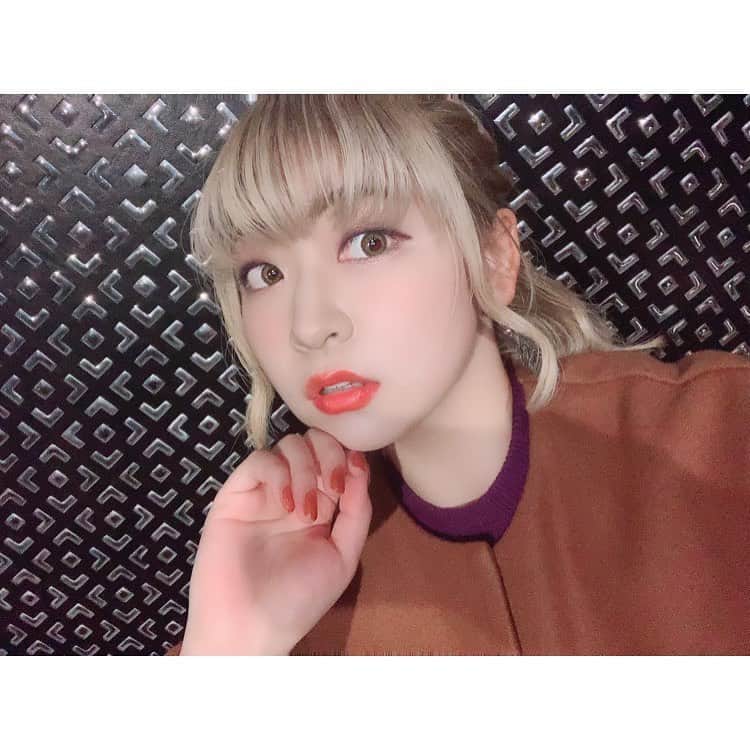 杉山弥紀佳さんのインスタグラム写真 - (杉山弥紀佳Instagram)「♡ . . 美容&院で働いちょふ我友に ヘアアレンジちてもろた📸💕 . . われち髪の毛短いからん セルフやと内巻きオンリーやから うれぴよこっこーやた🐣❤️ . . 我友に感謝🙆‍♀️🍀 . . どうでふかいな😘？ . . . #われち語 #selfie #自撮り女子 #hairstyle #hairset #hairstyles #hairsetting #編み込み #ハーフアップ #巻き髪 #前髪 #ボブ女子 #金髪女子 #ヘアセット #haircolor #instahair #instafashion #instamakeup #韓国コスメ #etudehouse #3ceeyeshadow #メイク好き #女子大生 #141 #instagood #followme #팔로우 #셀피 #셀스타그램 #ありがたキングダム」11月8日 20時49分 - sugiyamamikika0429
