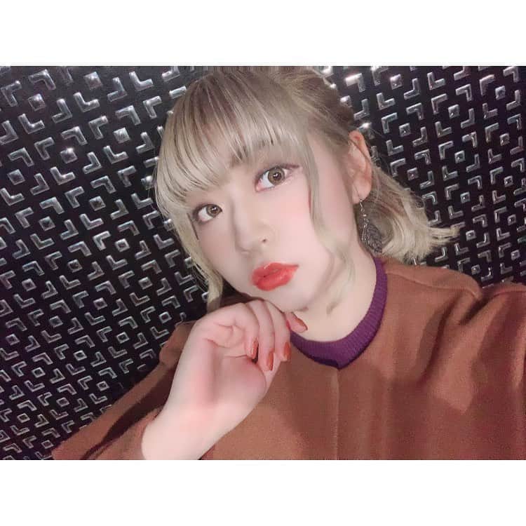 杉山弥紀佳さんのインスタグラム写真 - (杉山弥紀佳Instagram)「♡ . . 美容&院で働いちょふ我友に ヘアアレンジちてもろた📸💕 . . われち髪の毛短いからん セルフやと内巻きオンリーやから うれぴよこっこーやた🐣❤️ . . 我友に感謝🙆‍♀️🍀 . . どうでふかいな😘？ . . . #われち語 #selfie #自撮り女子 #hairstyle #hairset #hairstyles #hairsetting #編み込み #ハーフアップ #巻き髪 #前髪 #ボブ女子 #金髪女子 #ヘアセット #haircolor #instahair #instafashion #instamakeup #韓国コスメ #etudehouse #3ceeyeshadow #メイク好き #女子大生 #141 #instagood #followme #팔로우 #셀피 #셀스타그램 #ありがたキングダム」11月8日 20時49分 - sugiyamamikika0429