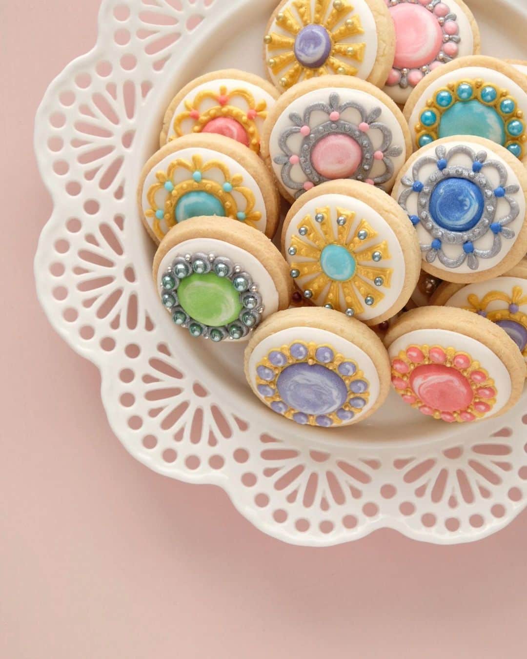 KUNIKAのインスタグラム：「Small treats for tea time☕️🍪﻿ ﻿ #artofkunika」