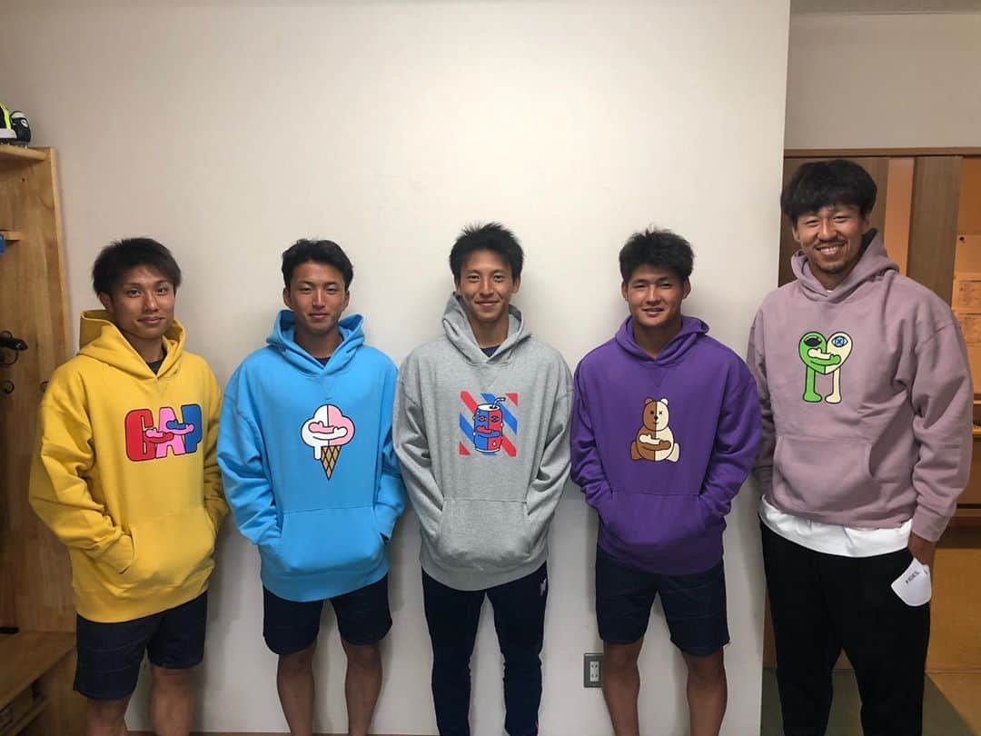 のインスタグラム：「チームGAP？。可愛いパーカー。  #とある日のファッション #みんなお揃いで #GAPの新作パーカー #Kawaii #デザインも着心地もGOOD #左から #樋口Cutter #そう呼んでいるのは豊田だけ #Mr中点とも呼ぶ #別名_雄太 #大Hatter歩夢 #U_19初選出おめでとう #歩夢のクロスから決めたいな #サガンブルーが似合ってるよ #松Okker大起 #お尻が3000万円の男_らしい #豊田意味は詳しくまだ聞いておりません #今のところ聞く予定なし #本田△風智 #初ゴールおめでとう #ポクチン？ポッチム？どっちかわからないけど #グッズ化期待  #パクチン加入後無失点負けなし #ちなみに呼んだ事ない #パギ39 #40番だけど  #ps_そろそろボクチンも、、」