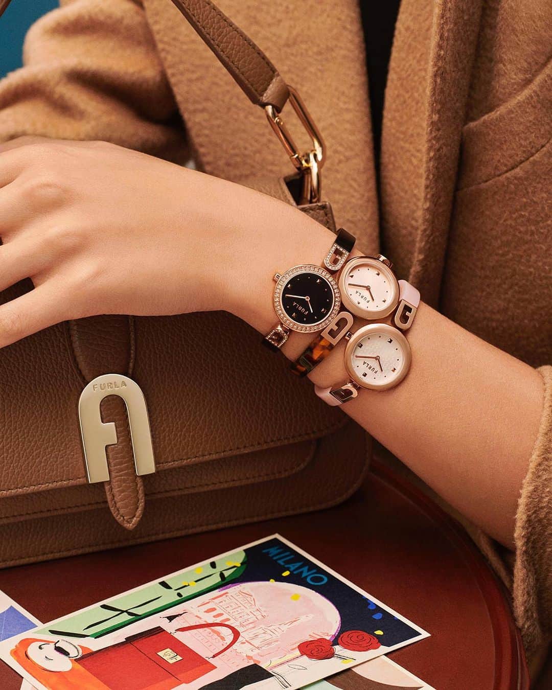 フルラのインスタグラム：「Stack your outfit for Fall Winter 2020. The Furla Bangle Watch is the right partner to the Furla Sofia L Tote.  #thefurlasociety #furlafeeling #newcollection #furla #accessories #fashion」