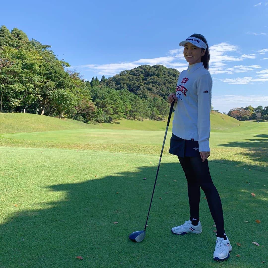 遠藤瞳のインスタグラム：「ゴルフの紫外線対策⛳️ リクエスト頂いたので書いていきます✍️  私はほとんど赤くならずに すぐ黒くなるタイプで🥵 紫外線はお肌トラブルにも つながるので気をつけています。  👆スクロール2枚目 ●ボディ 左から ・アネッサ 日焼け止め用スプレー これはボディも顔も両方使っています！ 首の後ろ、耳にも手軽に使えるしラウンドの途中でも簡単に使えるのでササっと重ねたい時用！  ・アネッサ バブルスプレー これは暑い日にかなり重宝しました ジュワーっと泡状で出てきてお肌にのせるとひんやり気持ちよくて✨ ほんのりシトラス？せっけん？のようないい香りもします🍀 これは来年も出たらまた絶対欲しい！  ・ビオレ アスリズムエッセンス 軽いつけ心地なんだけど落ちにくくてしっかり守ってくれてる感があります！ 朝イチはこれを塗ってからスタートします🌞  ・ニベアSUN 角層ケアウォータージェル50 ジェルタイプでみずみずしくてスーッと馴染んで軽い✨夏はデイリーにも使ってました  ▷ボディまとめ 日焼け止め塗り忘れやすい場所は手首、手の甲、首、首後ろ、耳！ 私は昔、耳を塗り忘れいていることが 多くてしょっちゅう脱皮してました😂 皆さんもお気をつけて🧏‍♀️  ●コスメ 左上 ・MIMC ナチュラルホワイトニングミネラルパウダーサンスクリーン SPF50＋ PA＋＋＋＋ 限定だったかも🙏 サイズも小さくて軽いコンパクトで かさばらないのでカートバックにいつも入れています  左下 ・NARS ナチュラルラディアントロングウェアクッションファンデーション これはもう言わずと知れた名品ですね🥺 しっかり日焼け止め効果もあって程よい艶とカバー力でお肌も綺麗に見せてくれるので、デイリー使いもしてます！ リフィル何個めだろう？🤔 新品のとき蓋を開けるのが硬過ぎて大変だった😂  スプレーボトル ・KOSE エスプリーク BBスプレー これも限定だったかも🙏 これはひんやりして使い心地が気持ちいいのでお昼休憩のお直しやラウンド後のメイクに使っていました！  リップ ・メンソレータムリップ メルティクリームリップ 日焼け止め成分も入ってて潤い感がちょうどいい✨ベタベタし過ぎると髪の毛とかひっつくから程よい潤い感重要視してる！ そしてプチプラ✨最近のお気に入り💕 優秀さんです！  ▷コスメまとめ 顔はファンデでも日焼け止めでも、 リキッドやクリーム使ったら必ずパウダーで 軽く抑えるとそのままでいるよりかは日焼けしにくいかなって思います。 髪の毛も顔に纏わり付かなくて済むし✨ あとね、リップ重要！ 日焼け止め成分はいってるのにしないと唇皮むけしちゃうのでリップも私は絶対必要！  動画で身につけてるもの ●小物 ・キャップ 日差しが強い日はサンバイザーじゃなく、 なるべくキャップにしています。 熱中症対策としても、 頭皮と髪を少しでも守るためにも！  ・フェイスカバー 初夏〜真夏に使ってました これも結構見かけますよね✨ 鼻と口のところが窓のように パカッと開くので見た目以上に快適なの🙋‍♀️  ・アンダーシャツ uvカットのものはほぼ年中着ています シャツとスパッツはどこのがいいとか今は特にこだわりなくて、ネットで適当にポチッとしたやつ😂 真冬はヒートテックや暖かいものにチェンジ！  ・スパッツ こちらもUVカット 効果のあるものを タイツだとシューズのなかで滑るような気がして、10部丈スパッツ×ソックスに落ち着きました。  ▷小物まとめ 定番ですが一通り書いてみました！ あとは日傘さしたり、同伴者や進行等に支障がない程度に日陰にいたり😌  これからの時季は夏ほどじゃないから〜と油断しがちですが、紫外線対策は年中したほうが🙆‍♀️ 日に焼けると疲労感も増すし、 お肌にもダメージがあるので💦 私も気をつけながら楽しみます🌞💕 皆さんもゴルフやレジャーの時の 紫外線対策オススメあったら教えて是非欲しいです🙏  長くなり過ぎた...😂 また次の機会に日差し浴びたあとのスキンケア、 アフターケアについて書きますね😌🙏 ここまで読んでくれた人ありがとう😭❤️  #ゴルフ #ゴルフ女子 #golf」